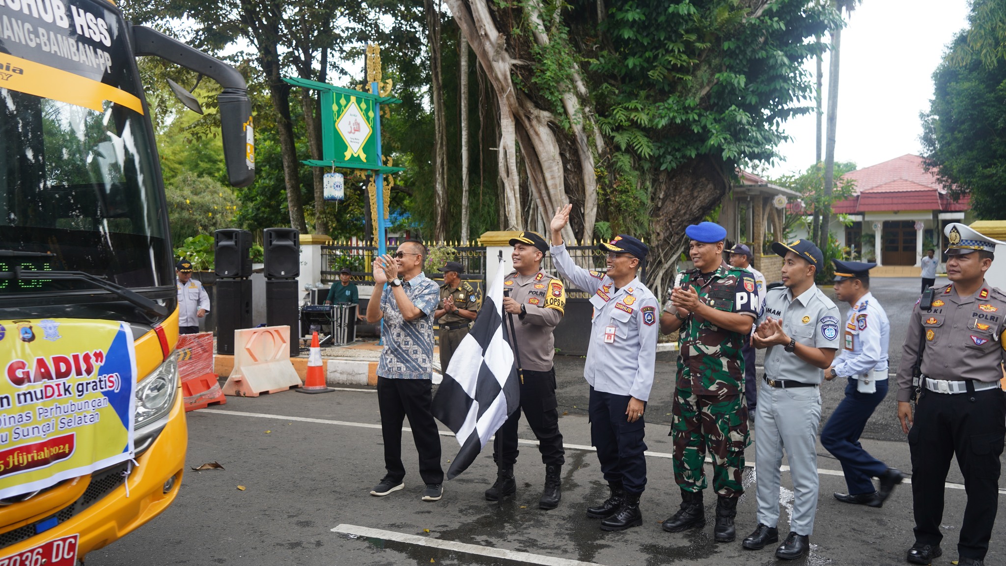 PELEPASAN BUS GADIS: PEMERINTAH KABUPATEN HSS BUKA AKSES MUDIK GRATIS UNTUK MASYARAKAT MERAYAKAN IDUL FITRI