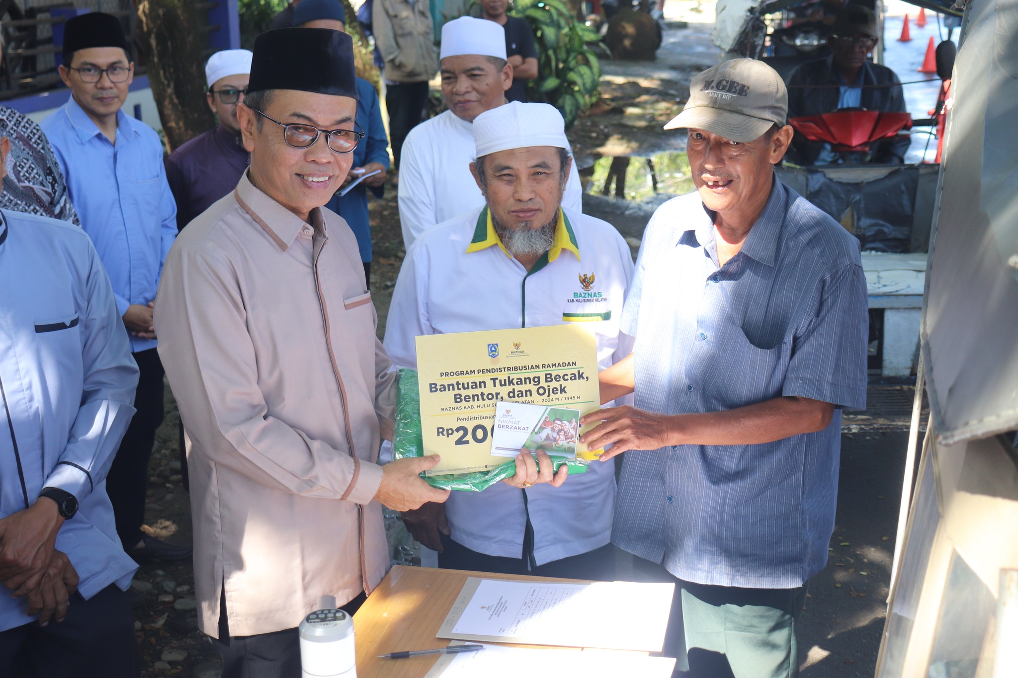 SEKDA KAB.HSS SERAHKAN SANTUNAN PROGRAM RAMADHAN OLEH BAZNAS KAB.HSS