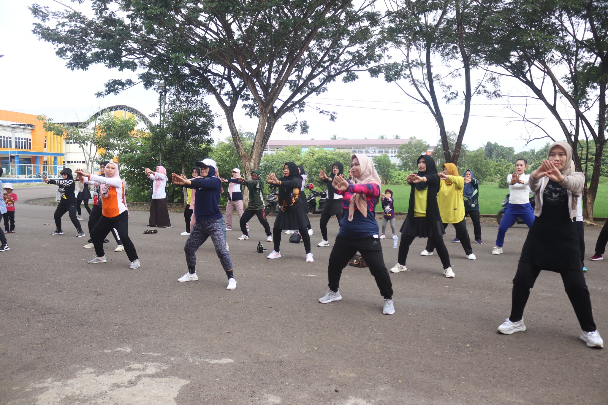 PEMKAB HSS DUKUNG GAYA HIDUP SEHAT MELALUI SENAM AEROBIC
