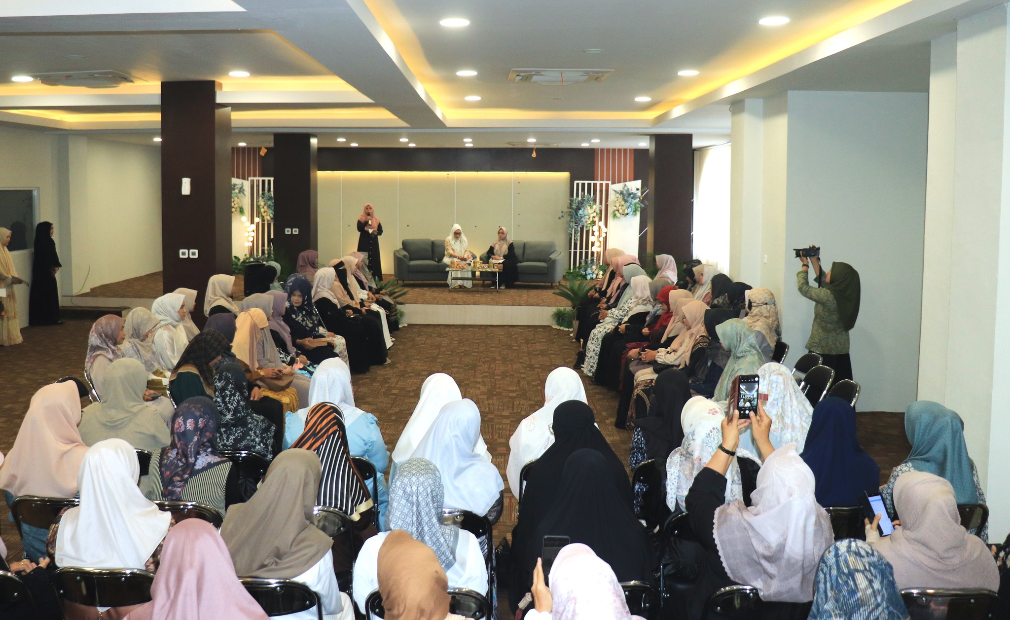 PERTAMA KALI SILATURRAHMI DENGAN DWP HSS, PJ. KETUA PKK KENALI PARA ISTRI PEJABAT LINGKUP PEMKAB HSS