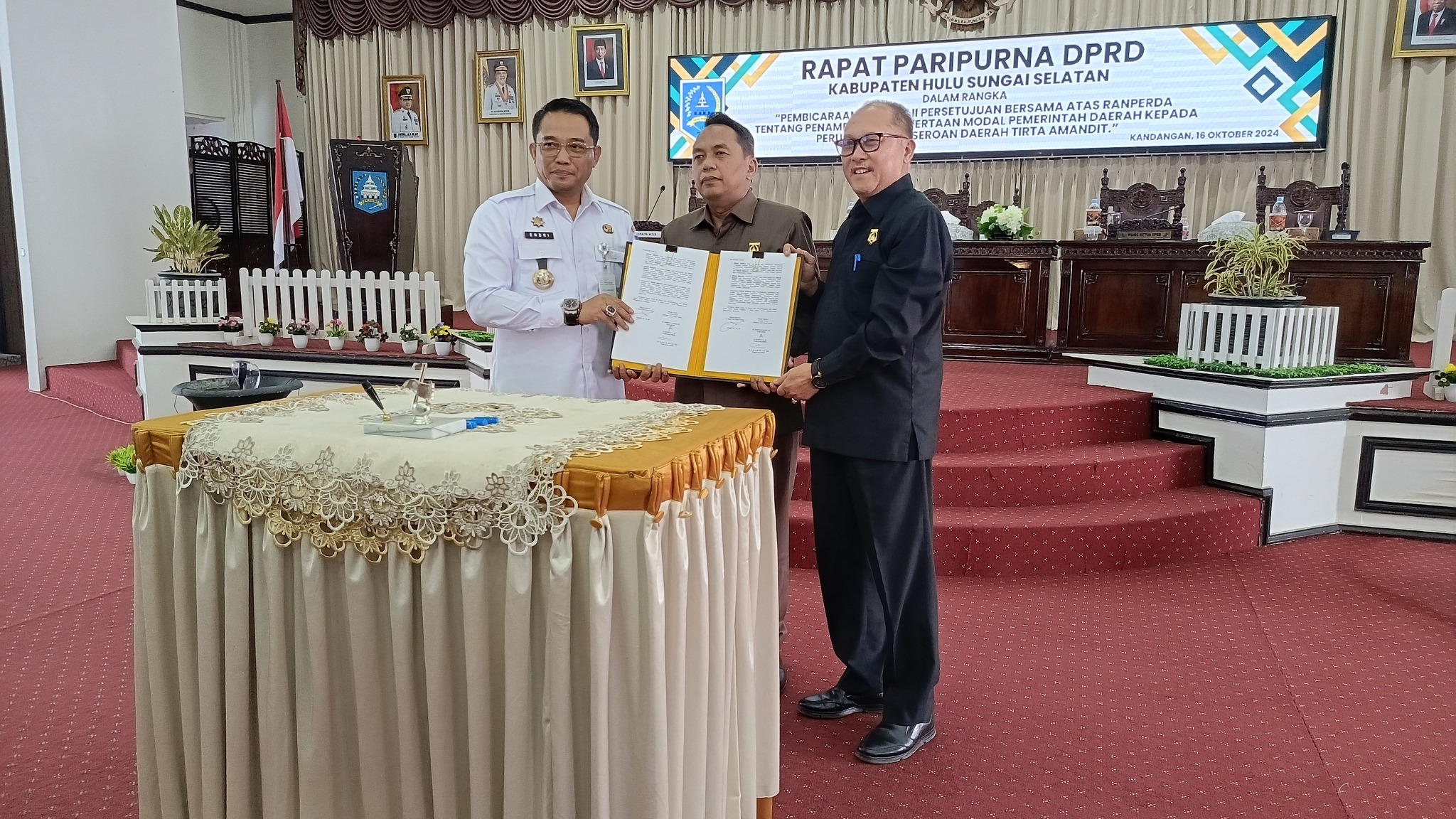 PJ BUPATI HSS HADIRI RAPAT PARIPURNA DPRD TERKAIT PERSETUJUAN PENAMBAHAN MODAL KEPADA PERSERODA TIRTA AMANDIT