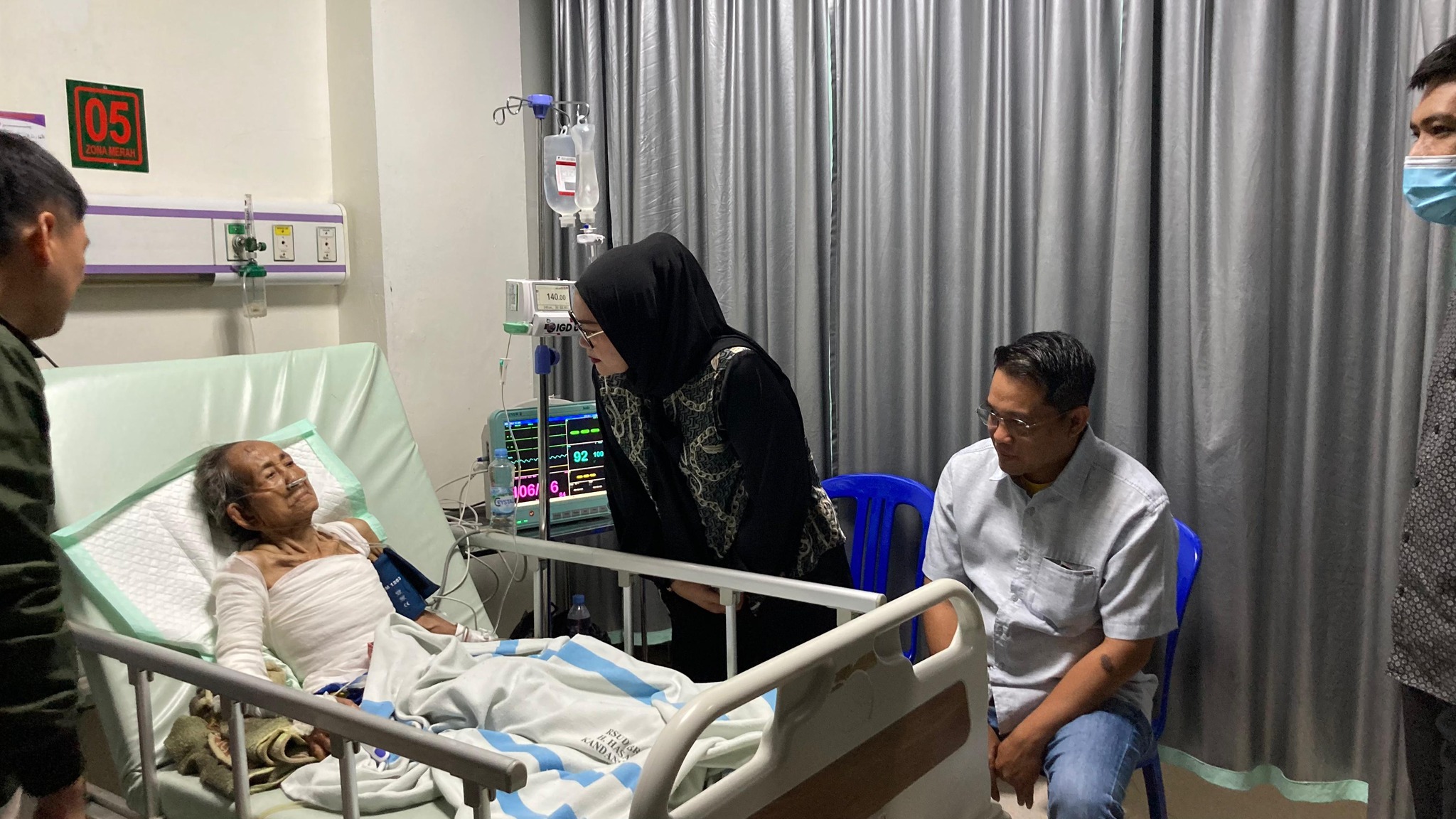 DISELA-SELA PADATNYA KEGIATAN, PJ BUPATI HSS LANGSUNG JENGUK KORBAN KEBAKARAN LANSIA DI RSUD H. HASAN BASRY