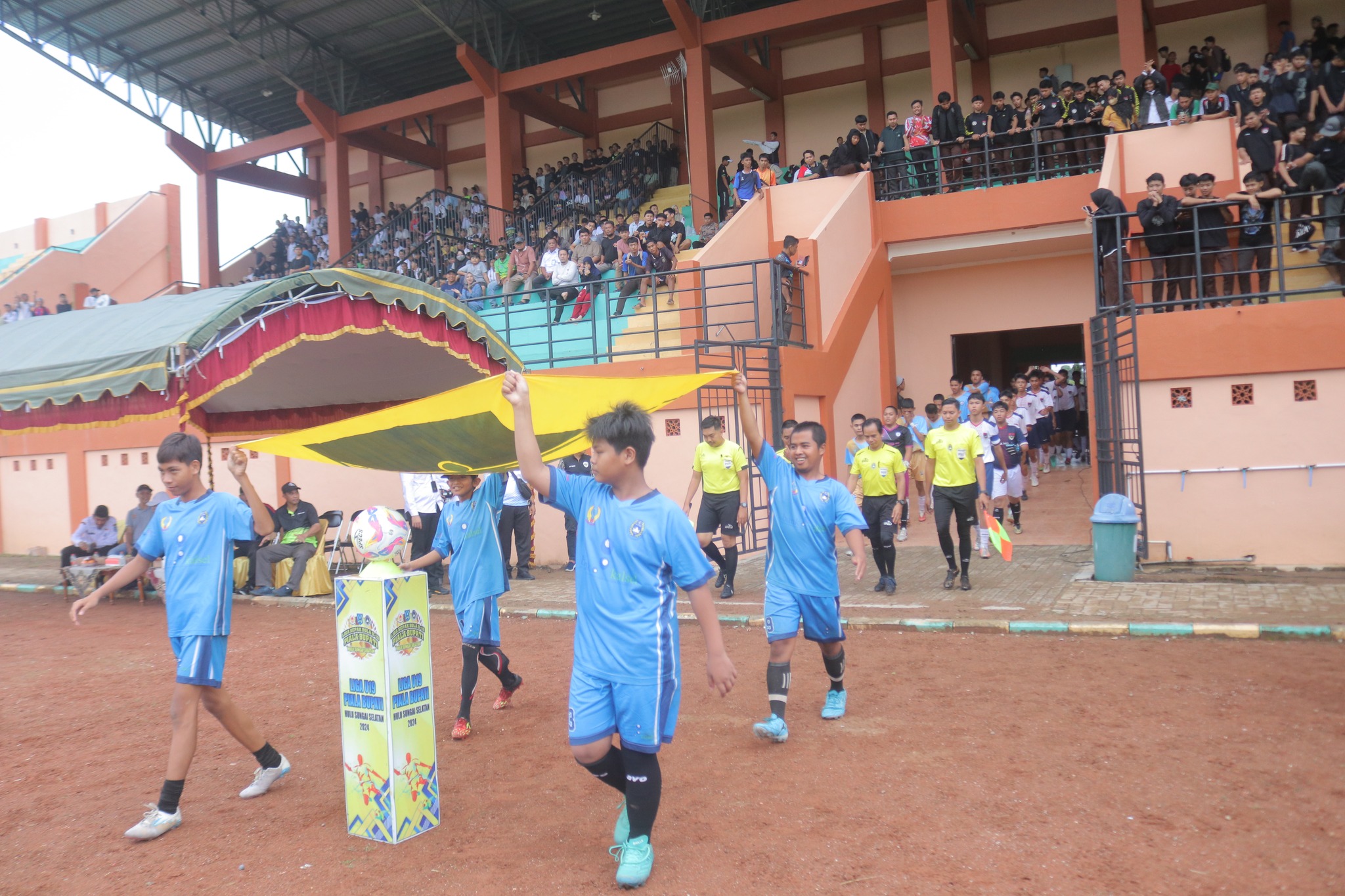 PEMBUKAAN KEJUARAAN SEPAK BOLA ANTAR PELAJAR TINGKAT SMA/SEDERAJAT (BUPATI CUP) DI STADION 2 DESEMBER