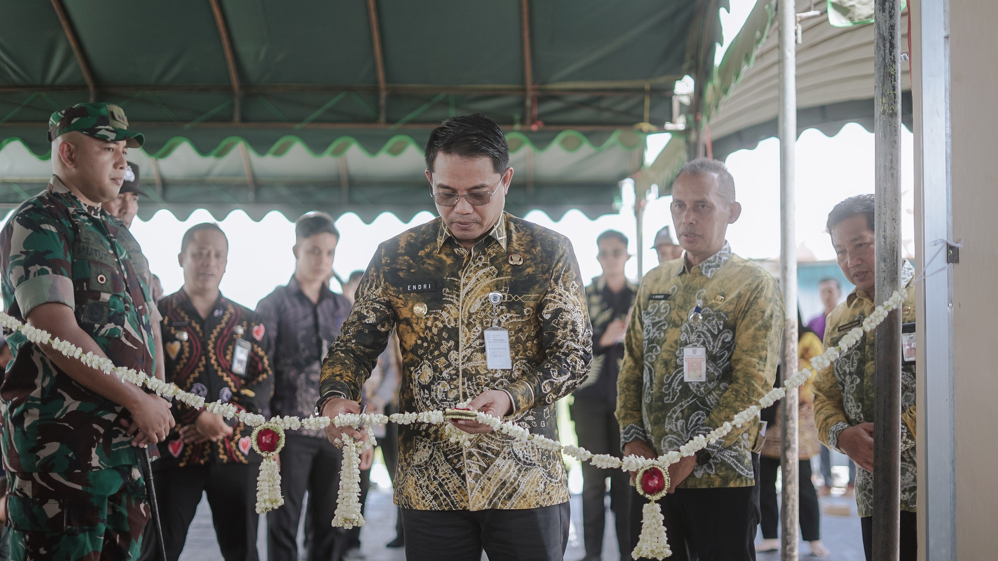 PJ BUPATI HULU SUNGAI SELATAN RESMIKAN RUMAH DAN MESIN RICE MILLING UNIT DI DESA SIANG GANTUNG
