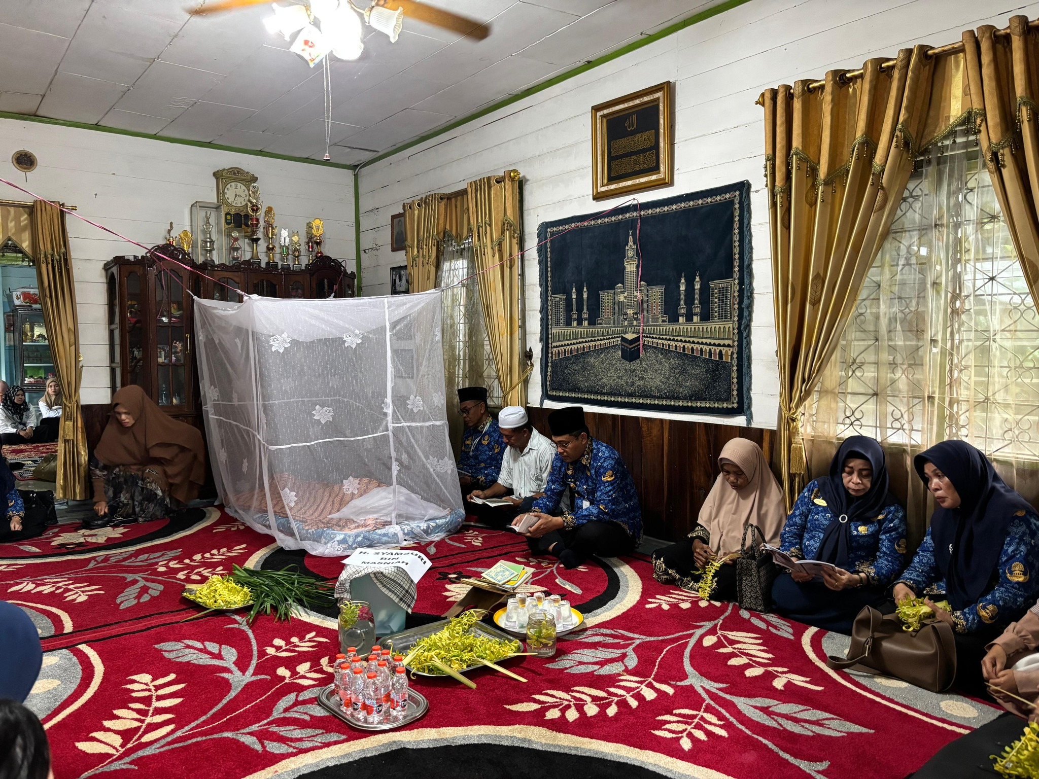 PJ. BUPATI HSS BERTAKZIAH KE RUMAH ALMARHUM CAMAT KANDANGAN