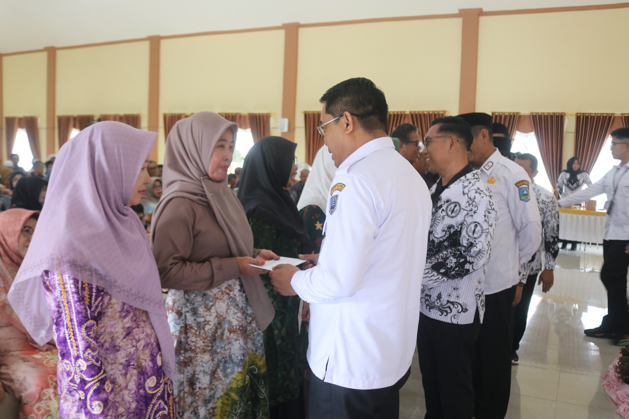 PJ BUPATI HSS SERAHKAN TALI ASIH KEPADA 150 ANGGOTA PGRI YANG AKAN PURNA TUGAS
