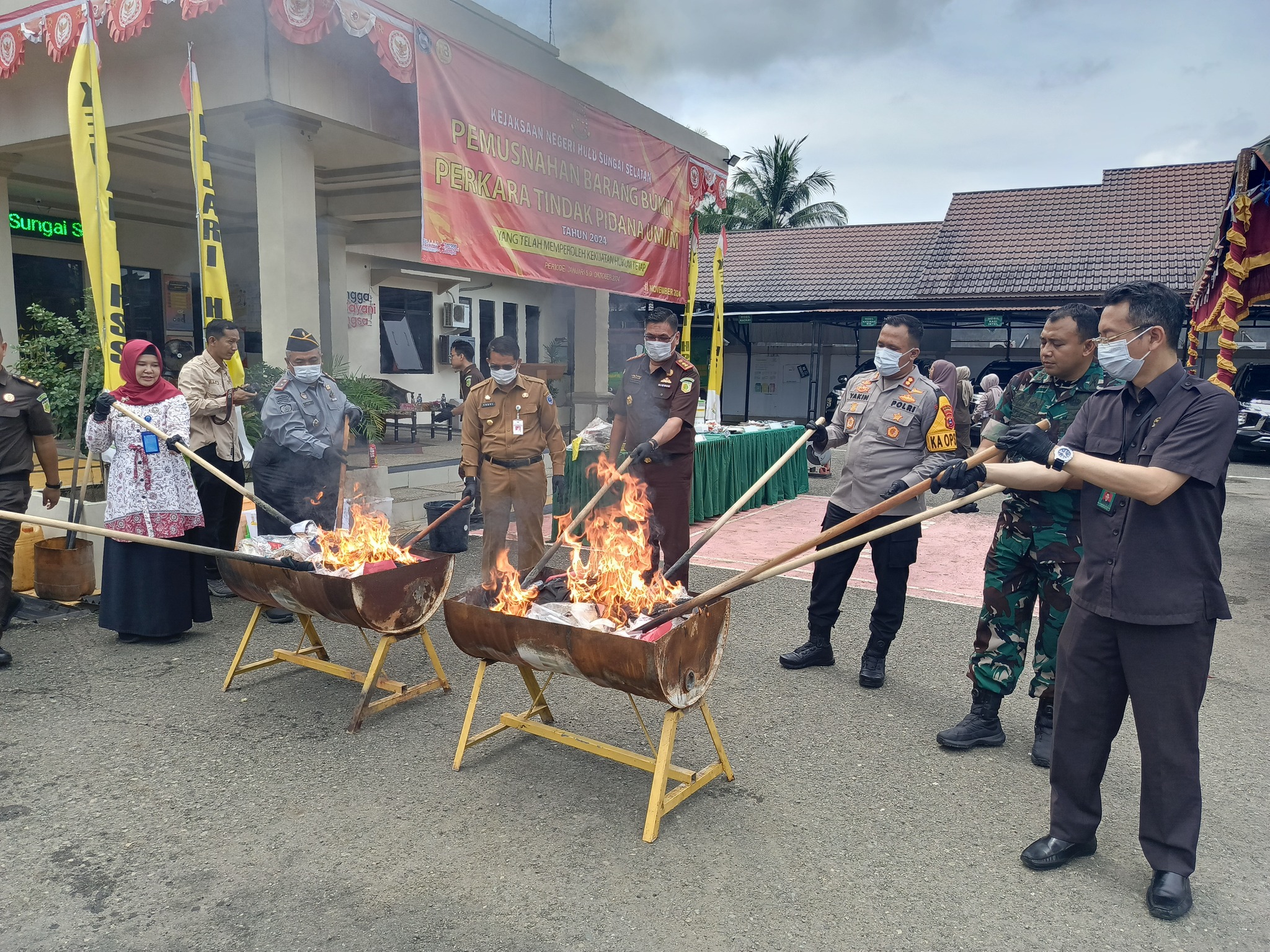 KEJARI HSS MUSNAHKAN BARANG BUKTI BERBAGAI TINDAK PIDANA DI WILAYAH KABUPATEN HSS