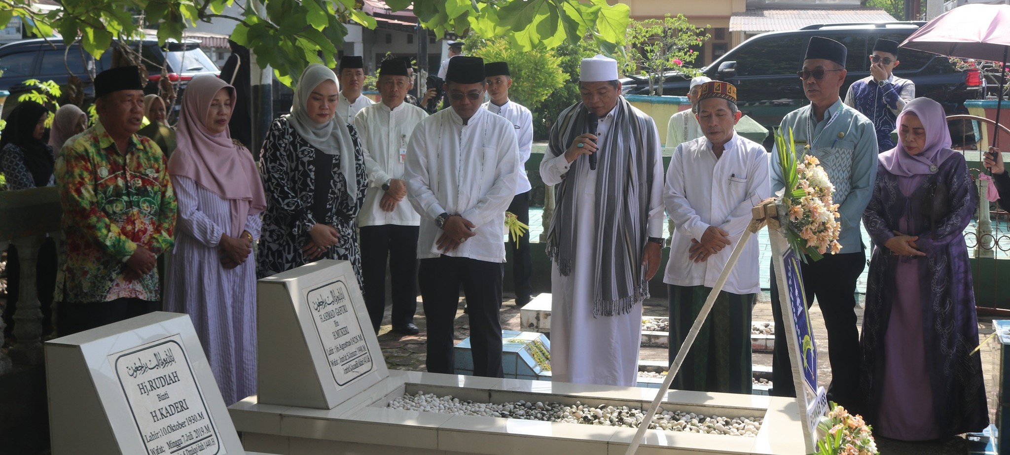 ZIARAH MEMPERINGATI HARI JADI KABUPATEN HULU SUNGAI SELATAN (HSS) KE-74 DAN HARI ULANG TAHUN KORPRI KE-53: ZIARAH UNTUK PARA PENDAHULU YANG BERJASA BAGI KABUPATEN HSS