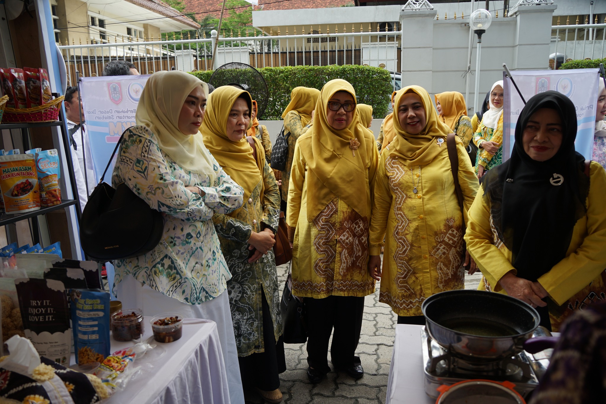 HARI IKAN NASIONAL TAHUN 2024, PJ KETUA TP PKK KAB HSS KUNJUNGI PAMERAN PRODUK OLAHAN IKAN