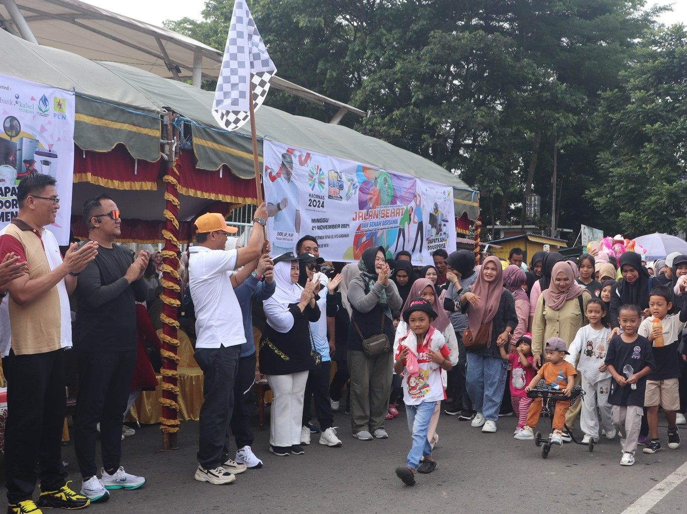 PJ. BUPATI DAN ISTRI IKUTI JALAN SEHAT BERSAMA RIBUAN WARGA HSS