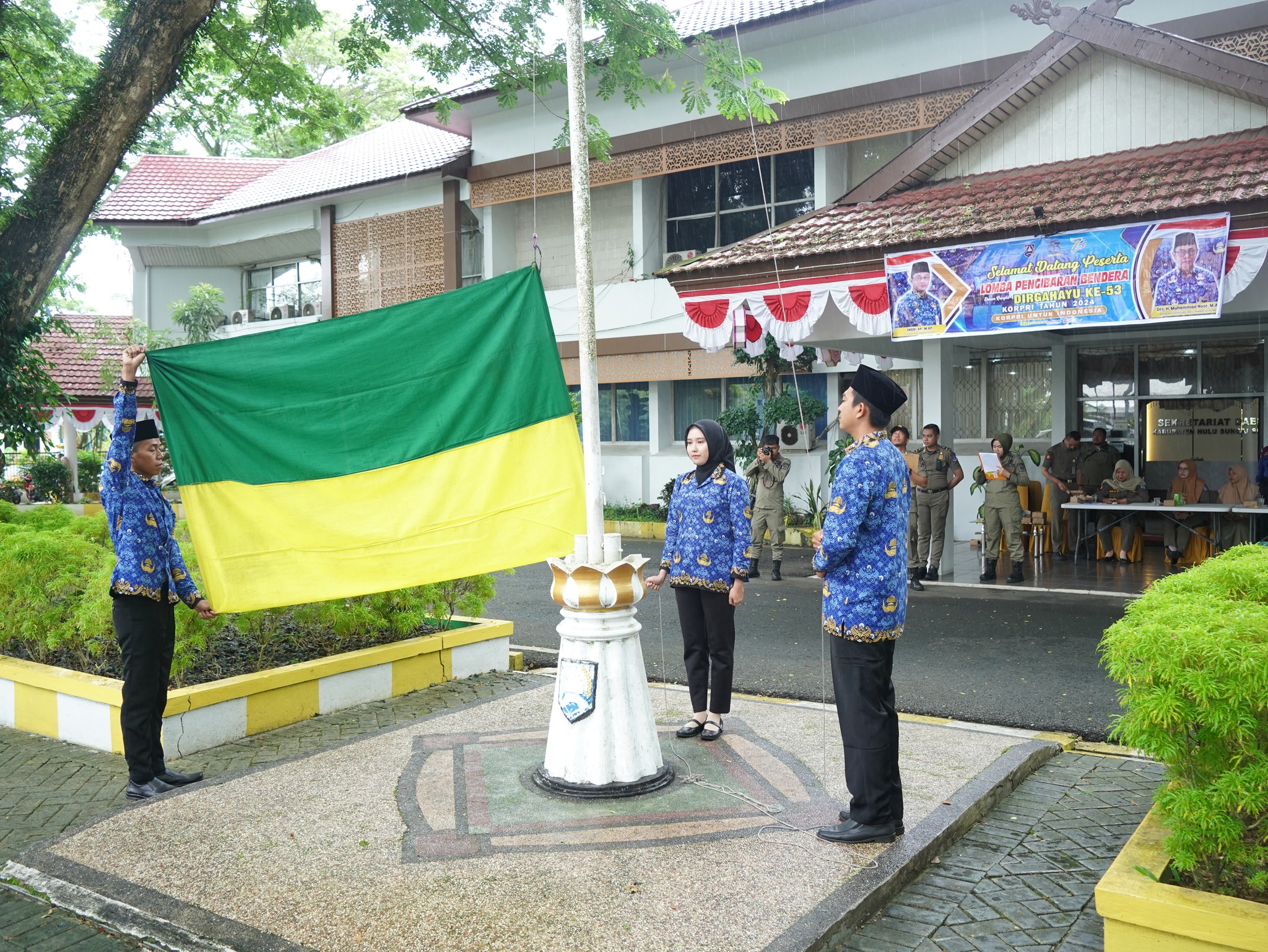 MAKNAI KEBERSAMAAN WARNAI LOMBA PENGIBARAN BENDERA DALAM RANGKA HUT KORPRI DAN HARI JADI KE-74 KABUPATEN HSS