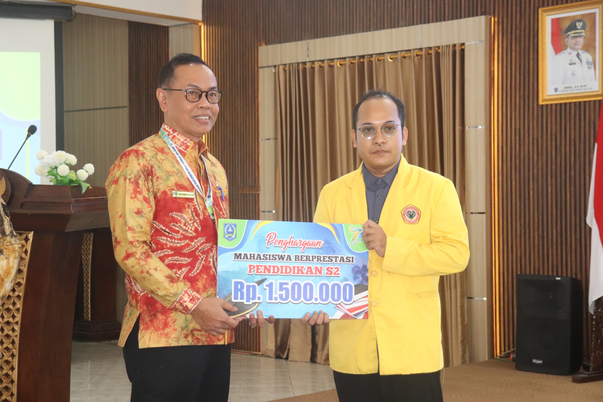 CETAK GENERASI PENERUS PEMBANGUNAN, PEMKAB HSS SERAHKAN PENGHARGAAN KEPADA 185 MAHASISWA