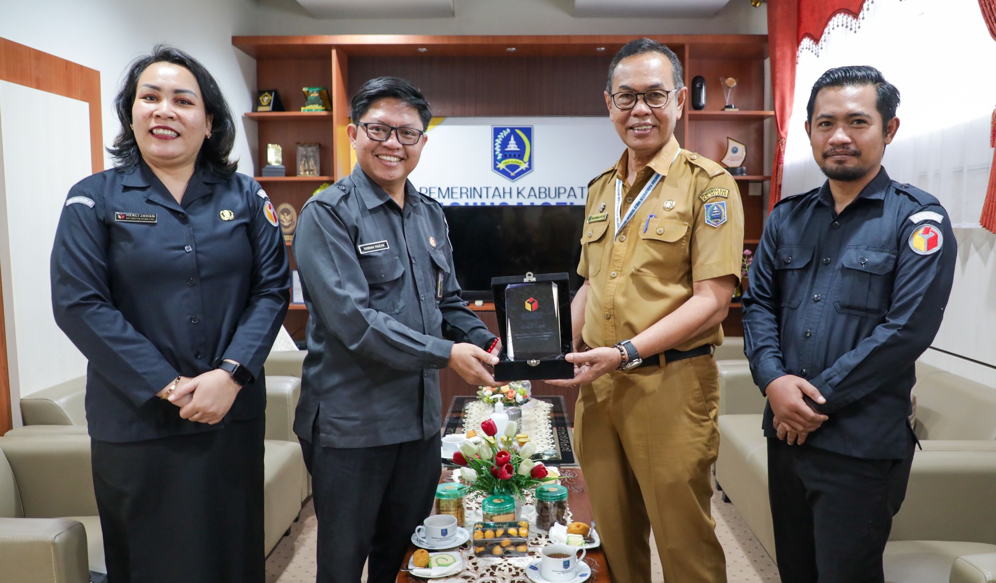PEMKAB HSS TERIMA PENGHARGAAN ATAS DUKUNGAN PILKADA 2024 DARI BAWASLU