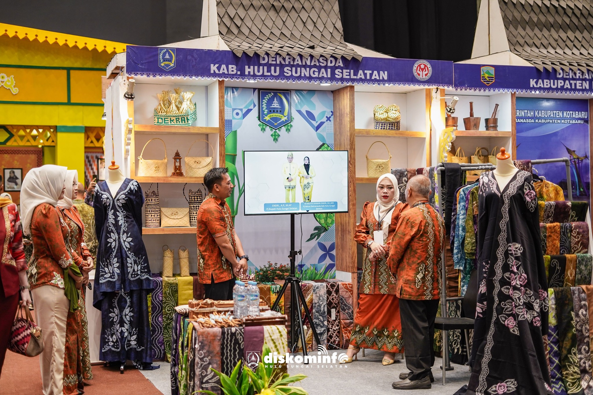 PENJABAT KETUA DEKRANASDA KAB. HSS DUKUNG PRODUK LOKAL DI PAMERAN INACRAFT 2025
