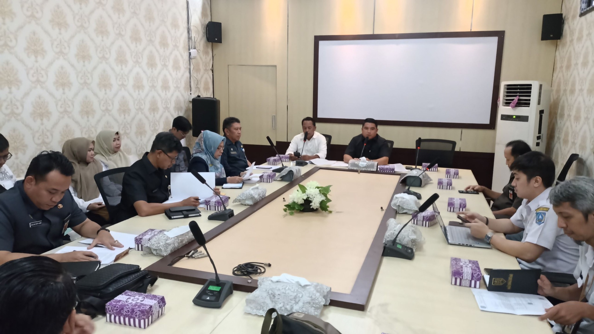 PEMKAB DAN DPRD HSS BAHAS RANPERDA PENYELENGGARAAN BANGUNAN GEDUNG