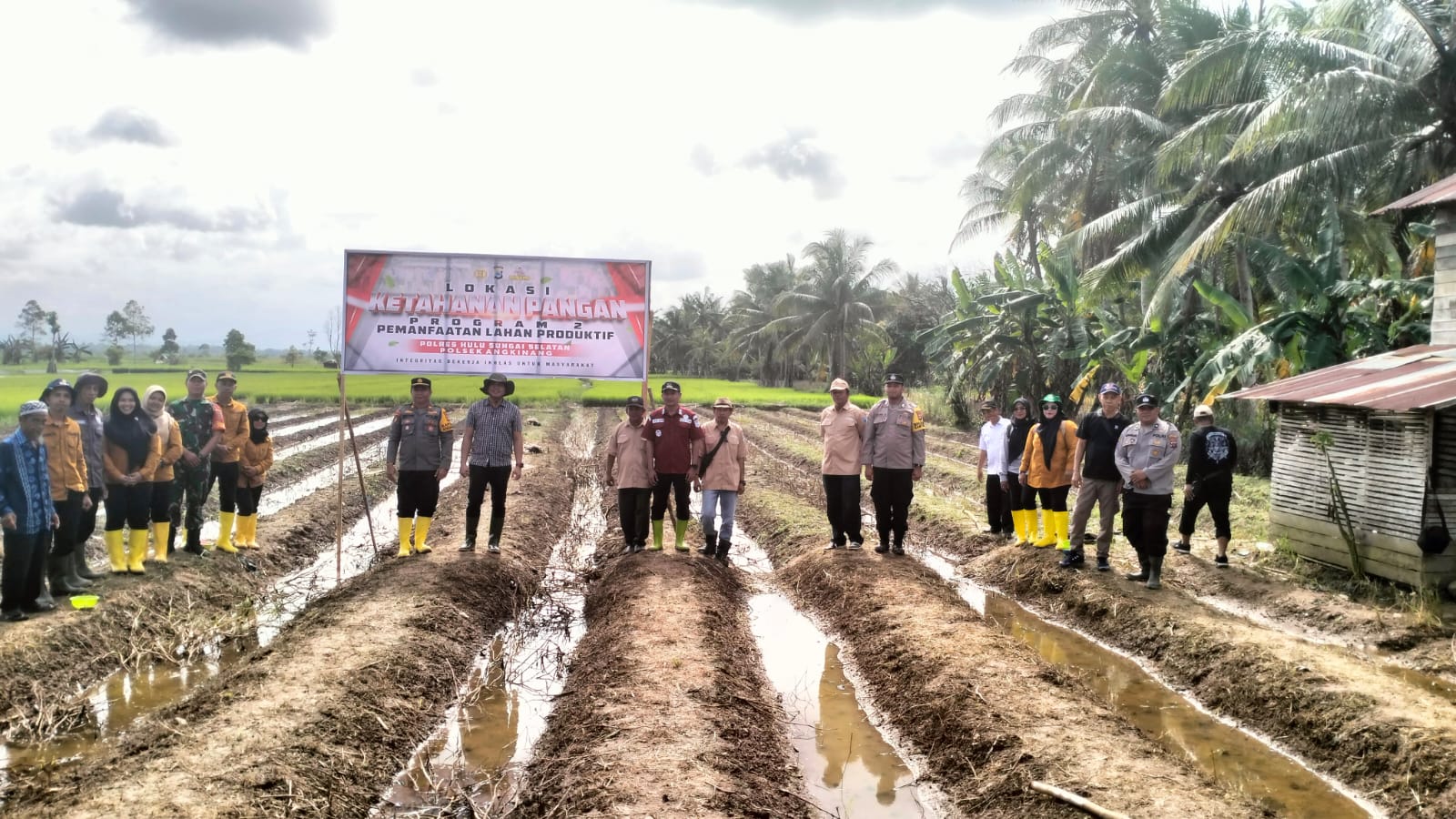 FORKOPIMCAM ANGKINANG DAN POLSEK ANGKINANG GELAR PENANAMAN JAGUNG LANJUTAN UNTUK DUKUNG SWASEMBADA PANGAN