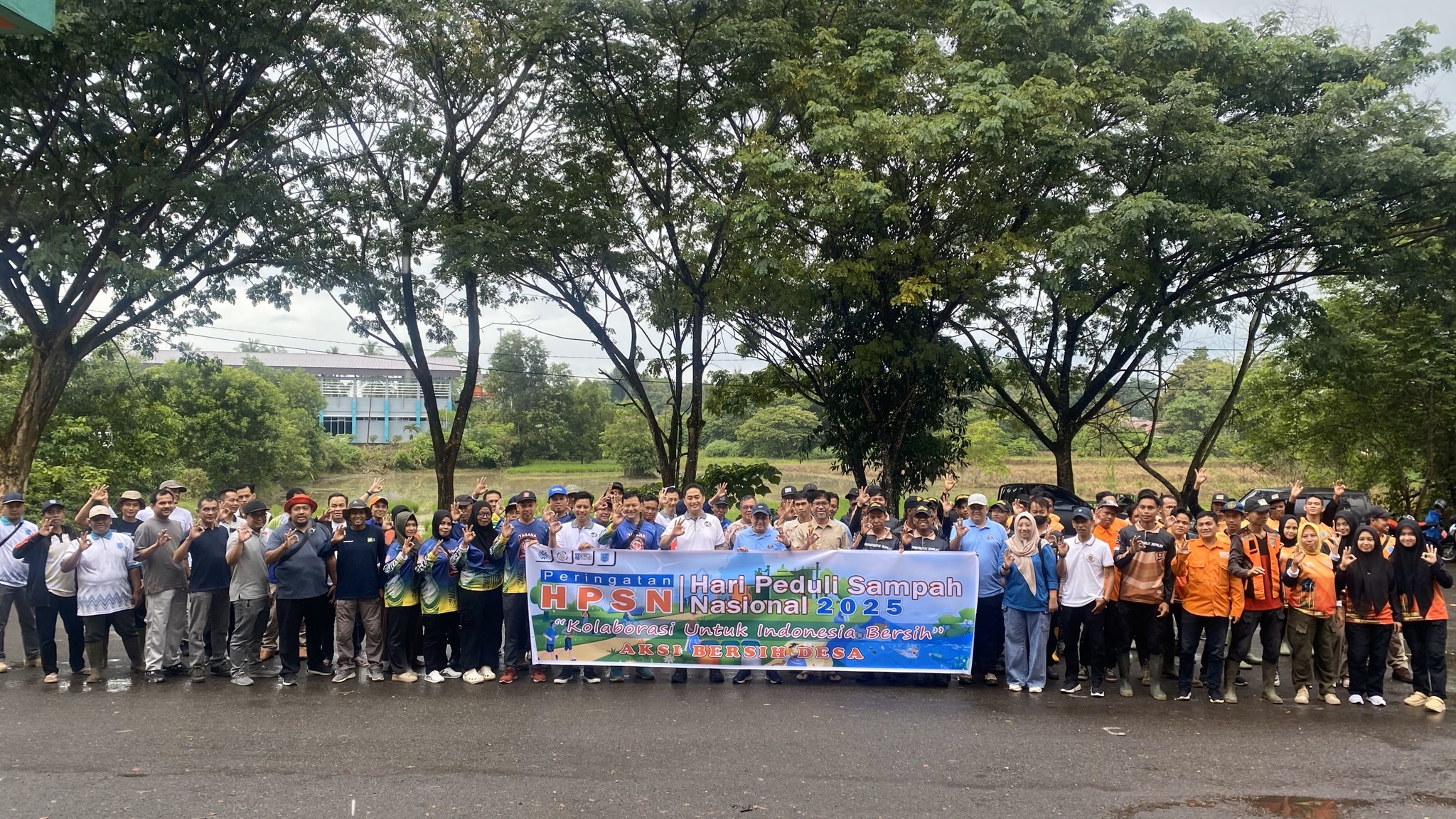 PEMKAB HULU SUNGAI SELATAN GELAR AKSI BERSIH DESA DALAM PERINGATAN HPSN 2025