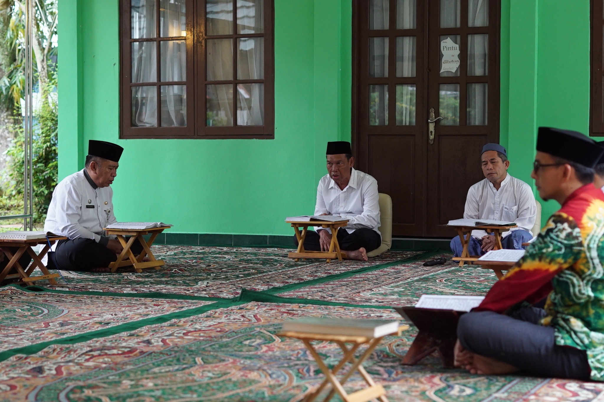 TINGKATKAN KETAQWAAN DI BULAN SUCI, WABUP HSS IKUTI KHATAMAN AL-QUR’AN