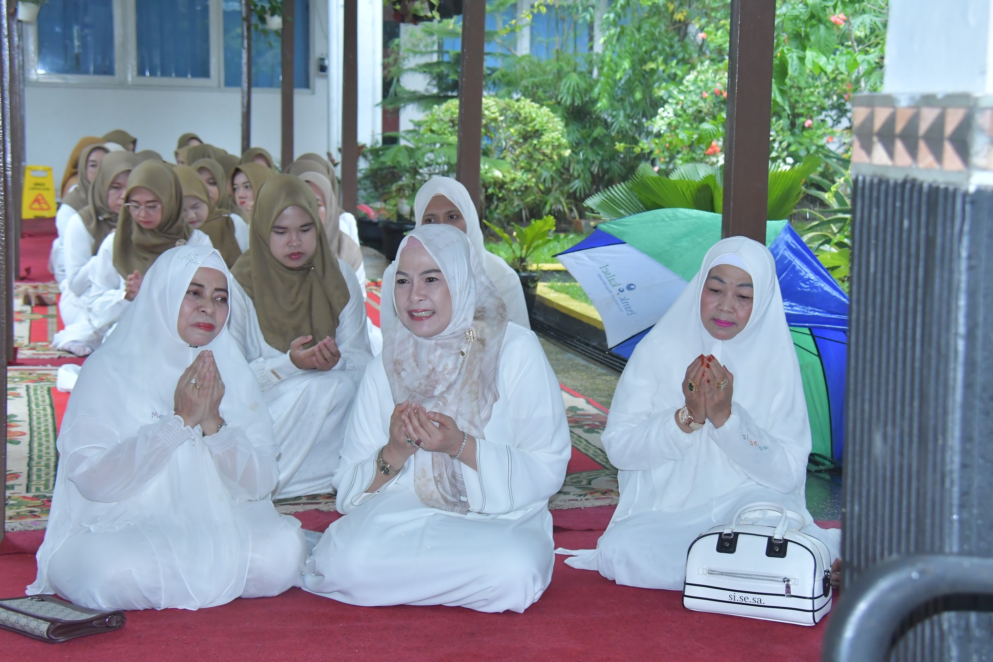 RAIH KEBERKAHAN DI BULAN SUCI, KETUA TP. PKK KAB. HSS IKUTI KHATAMAN AL-QUR’AN