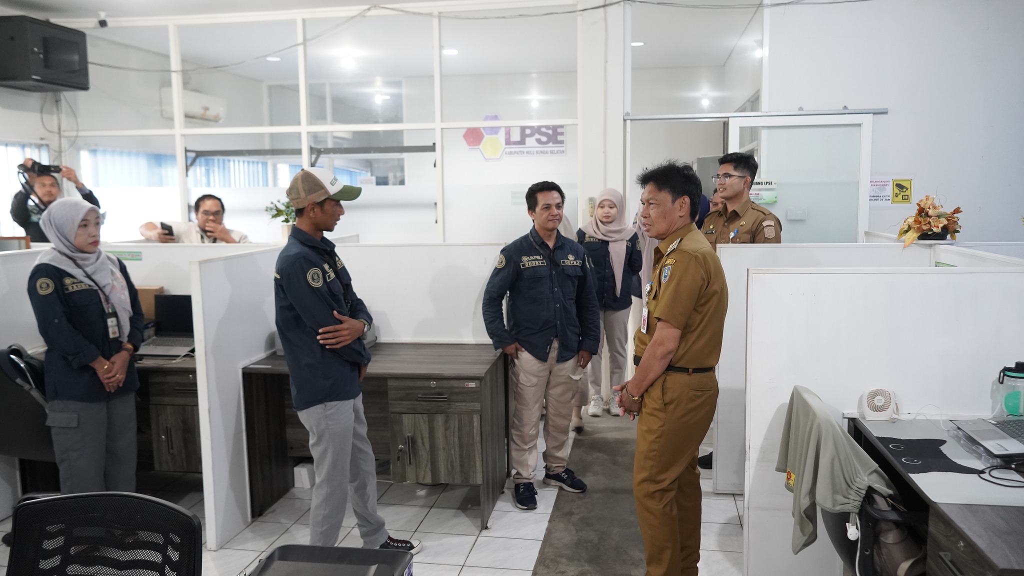 BERIKAN SEMANGAT PELAYANAN DI BULAN RAMADHAN, WABUP HSS TINJAU RUANGAN SETDA KAB. HSS