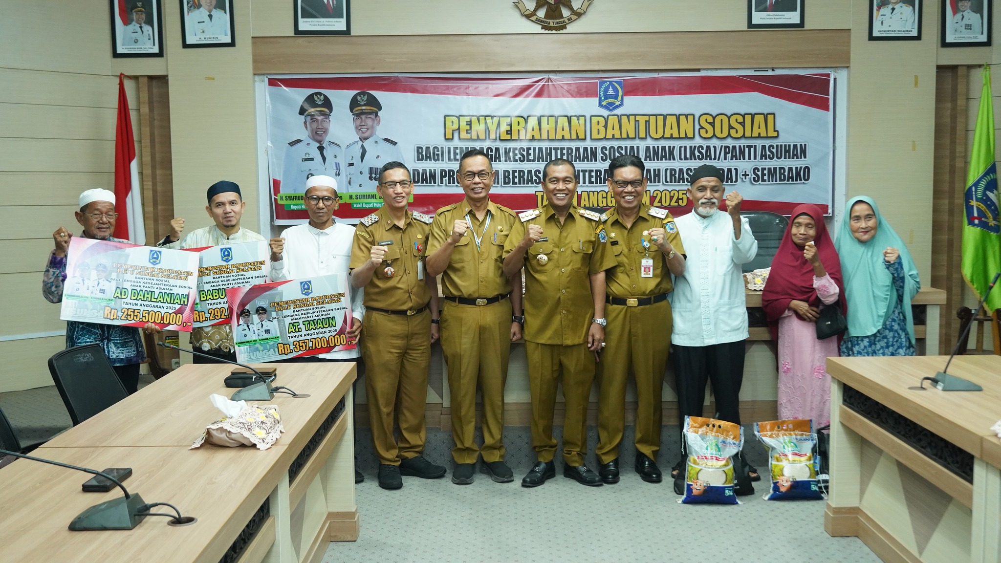 WUJUDKAN KESEJAHTERAAN MASYARAKAT BUMI RAKAT MUFAKAT, BUPATI HSS SERAHKAN BANTUAN SOSIAL KEPADA PANTI ASUHAN