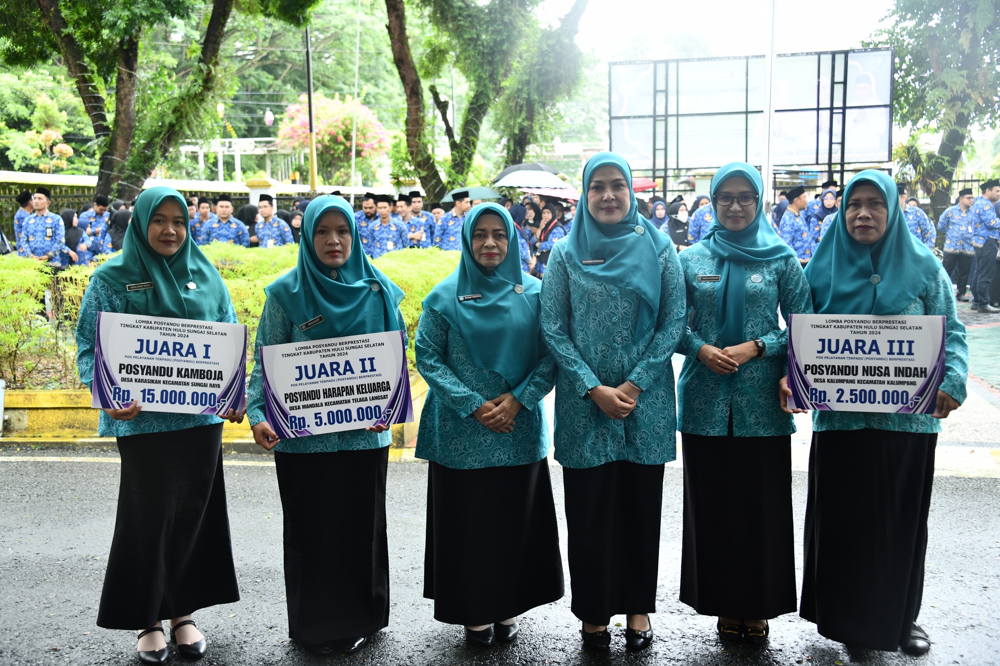 TUTUP LOMBA POSYANDU TINGKAT KABUPATEN HSS TAHUN 2024, KETUA TP. PKK KABUPATEN HSS SERAHKAN PENGHARGAAN 3 POSYANDU TERBAIK