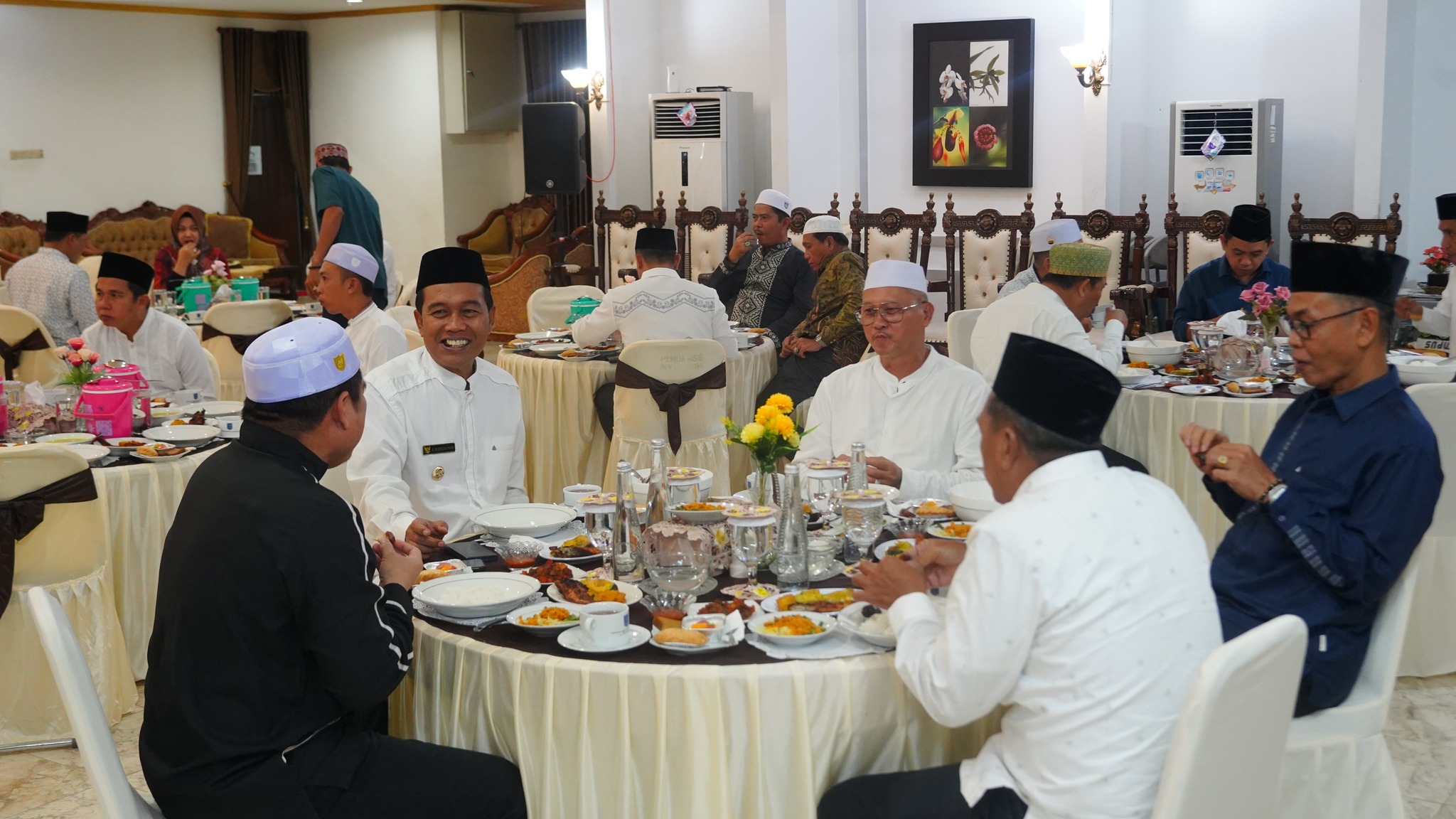 PERKUAT SINERGI DI BULAN SUCI, BUPATI HSS GELAR BUKA PUASA BERSAMA DPRD KABUPATEN HSS