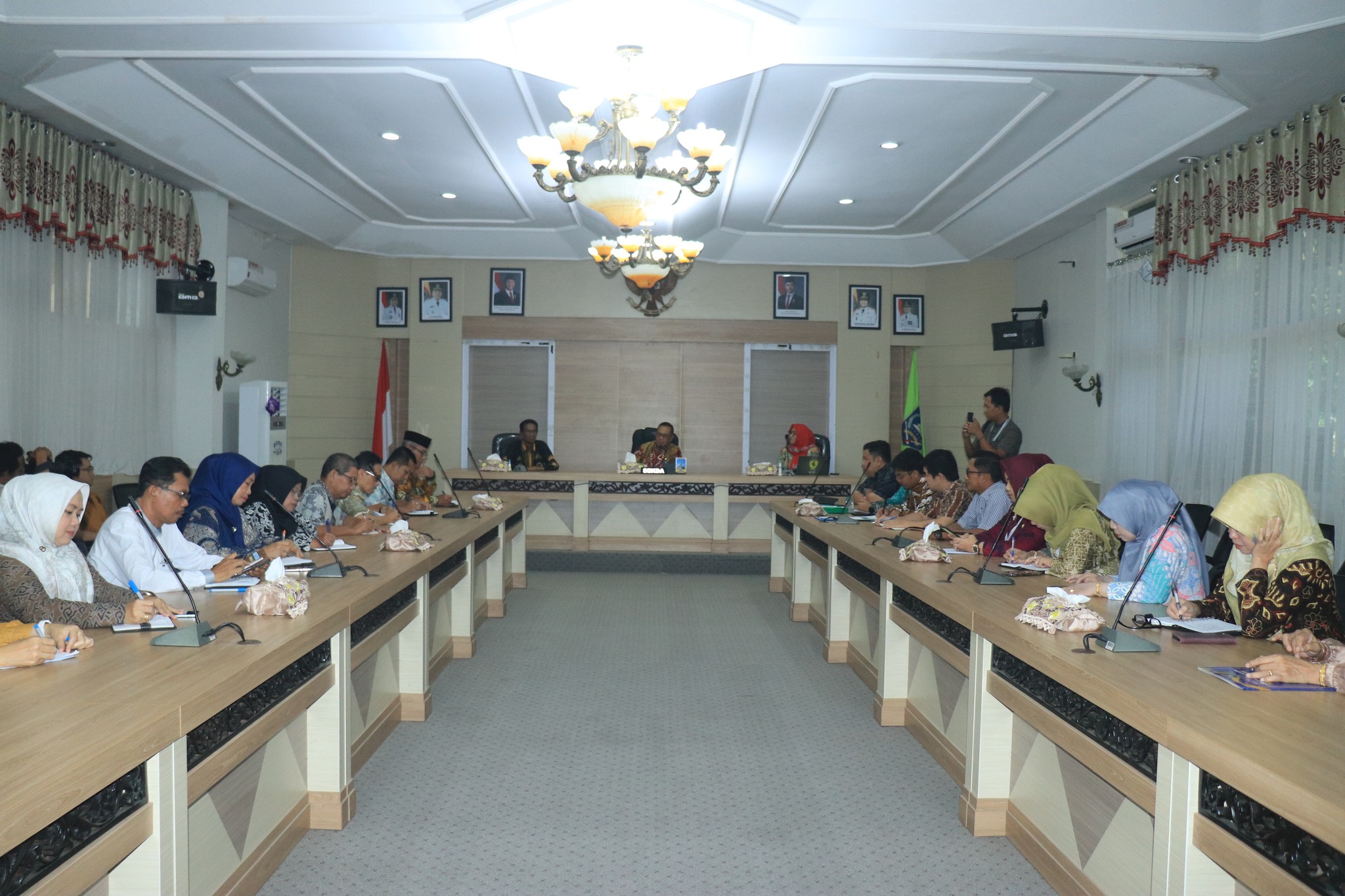 LEPAS TIM BPKRI- KALSEL PADA EXIT MEETING, SEKDA MINTA OPD TERKAIT SEGERA LENGKAPI DATA LAPORAN