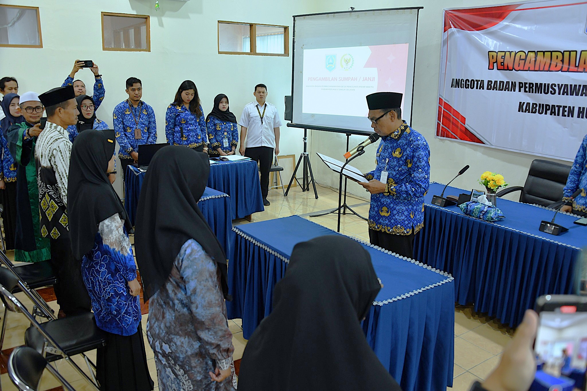 AMBIL SUMPAH/JANJI ANGGOTA BPD PENGGANTI ANTAR WAKTU, WAKIL BUPATI HSS INGATKAN JAGA KEHARMONISAN DESA
