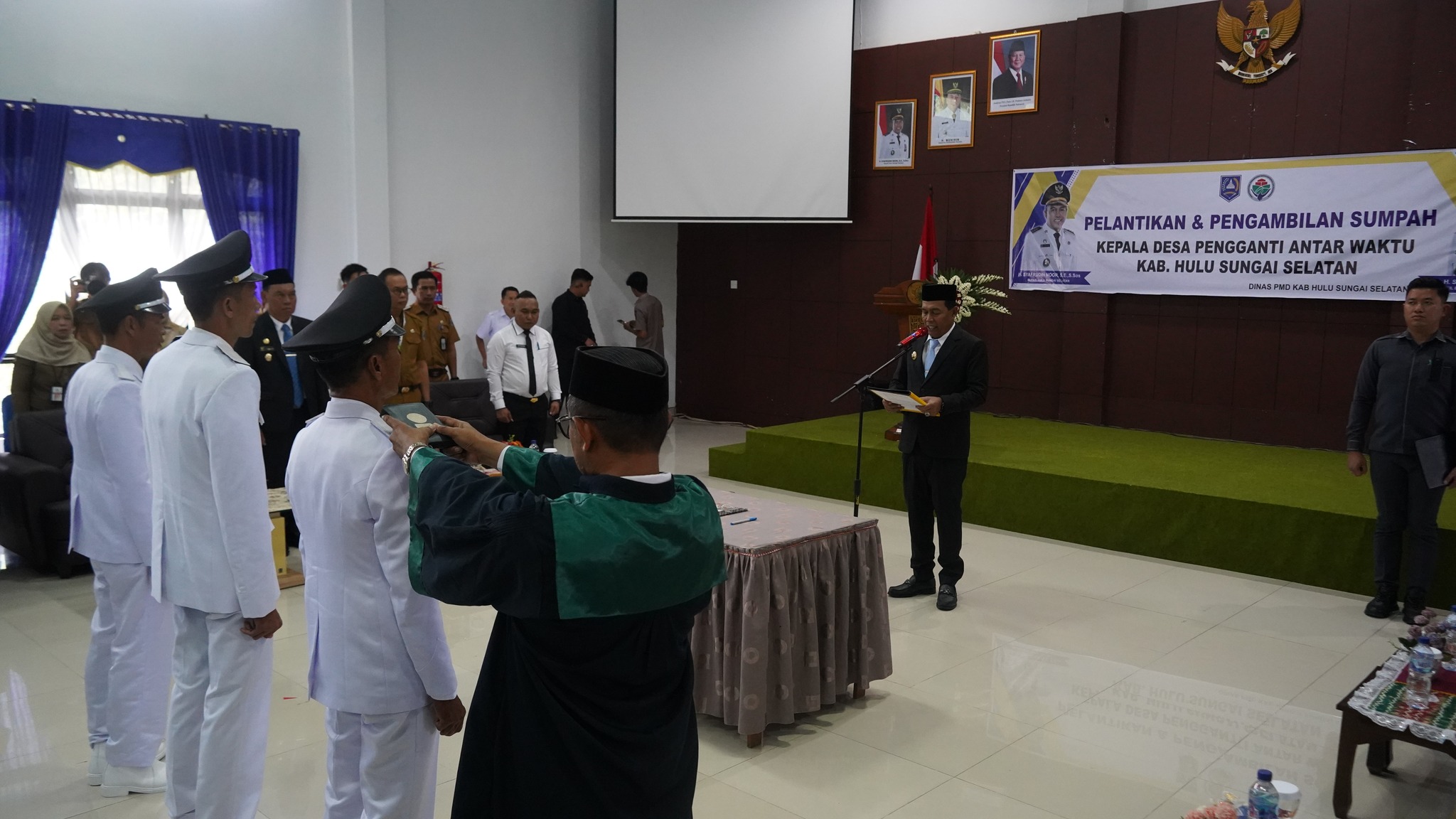 BUPATI HULU SUNGAI SELATAN H. SYAFRUDIN NOOR, SE, S.SOS, AMBIL SUMPAH DAN JANJI KEPALA DESA PENGGANTI ANTAR WAKTU