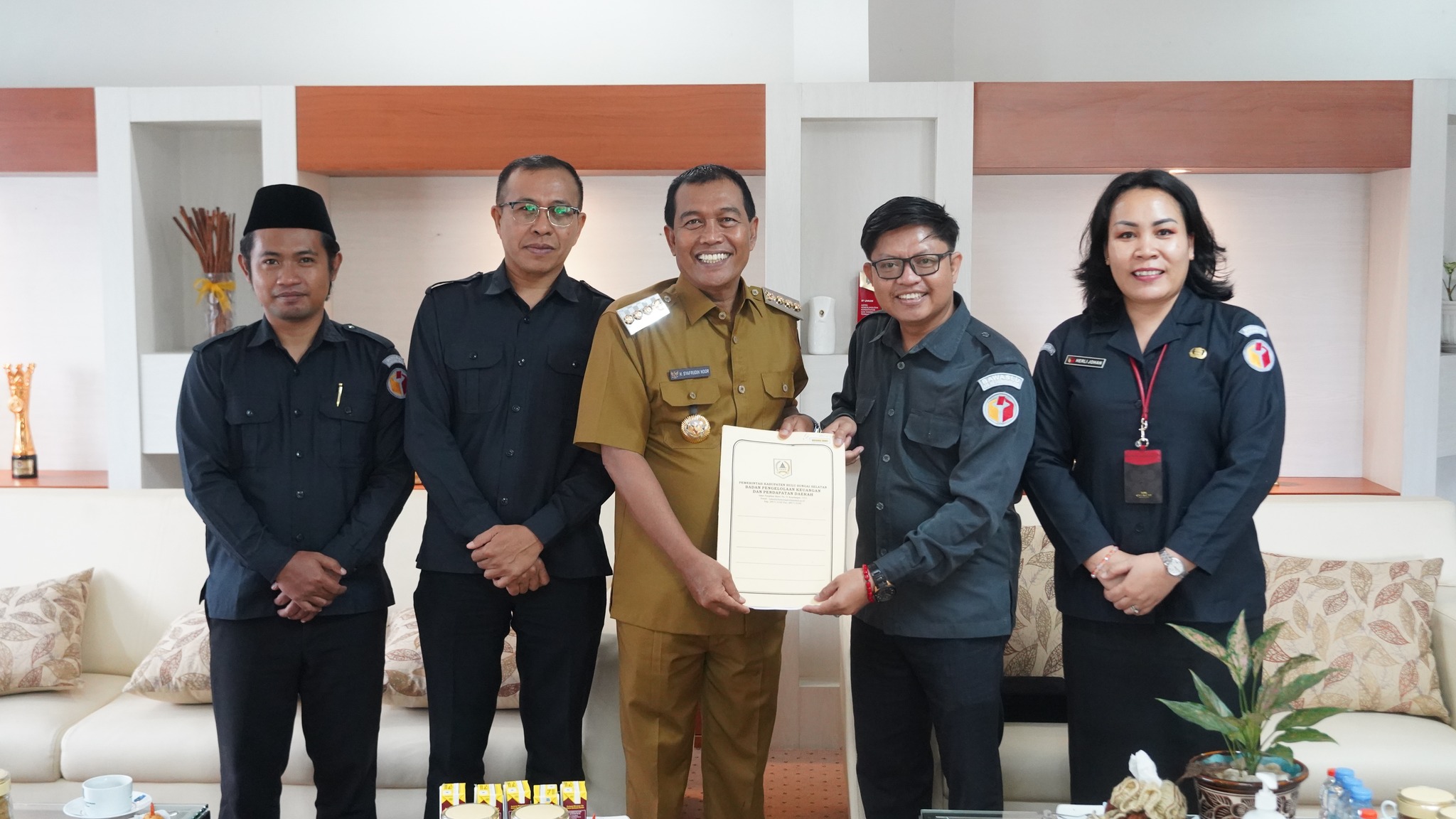 TERIMA KUNJUNGAN SILATURAHMI BAWASLU, BUPATI HSS BAHAS RENCANA PINJAM PAKAI KANTOR BARU