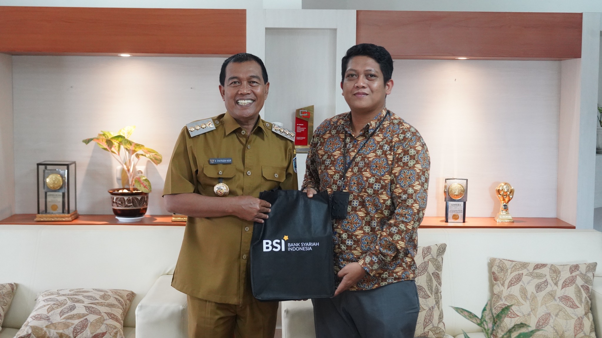 PERKUAT LAYANAN PERBANKAN SYARIAH, BUPATI TERIMA KUNJUNGAN BSI HSS