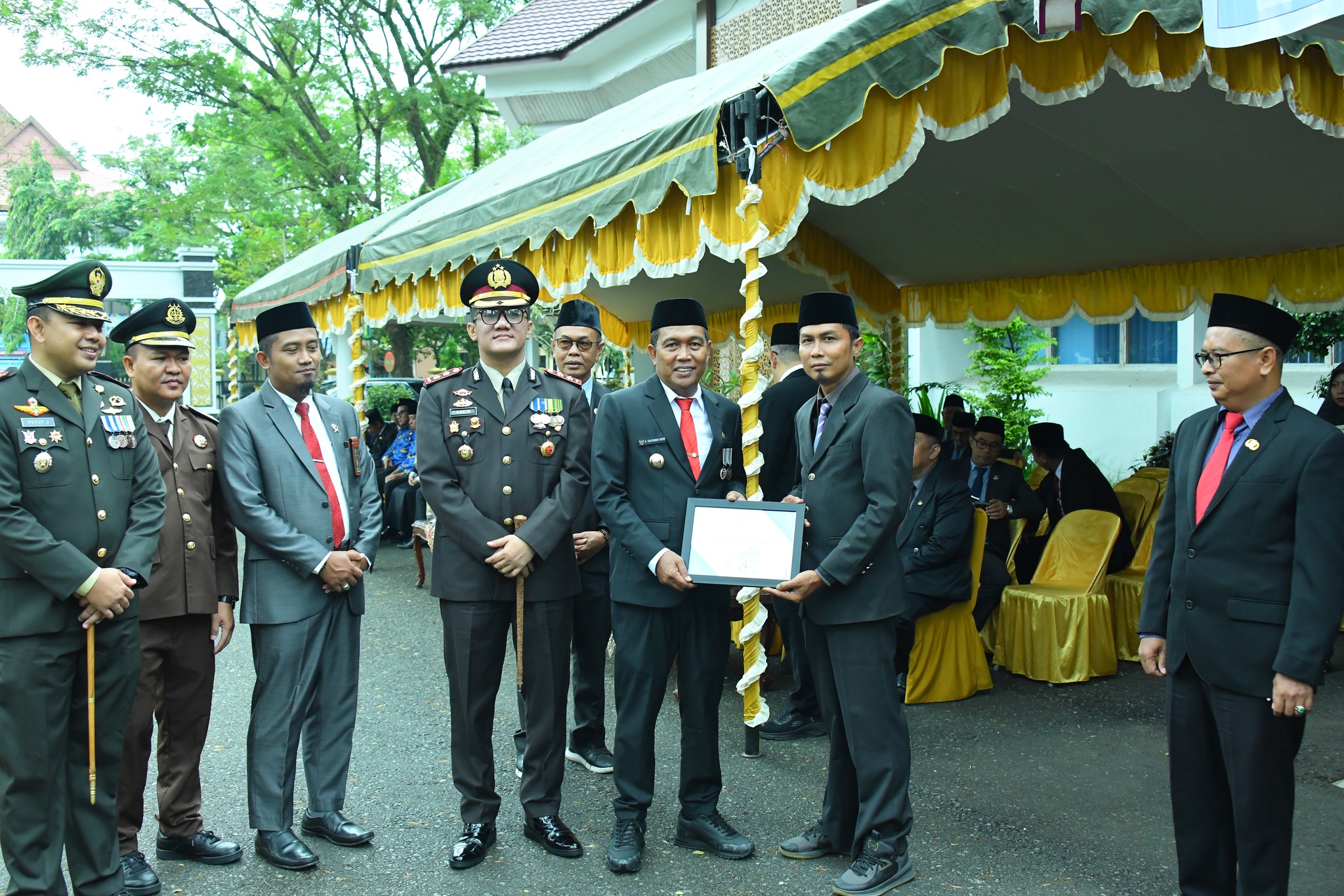 BUPATI HSS SERAHKAN HADIAH LOMBA KEBERHASILAN PENAGIHAN PBB TINGKAT KABUPATEN TAHUN 2024