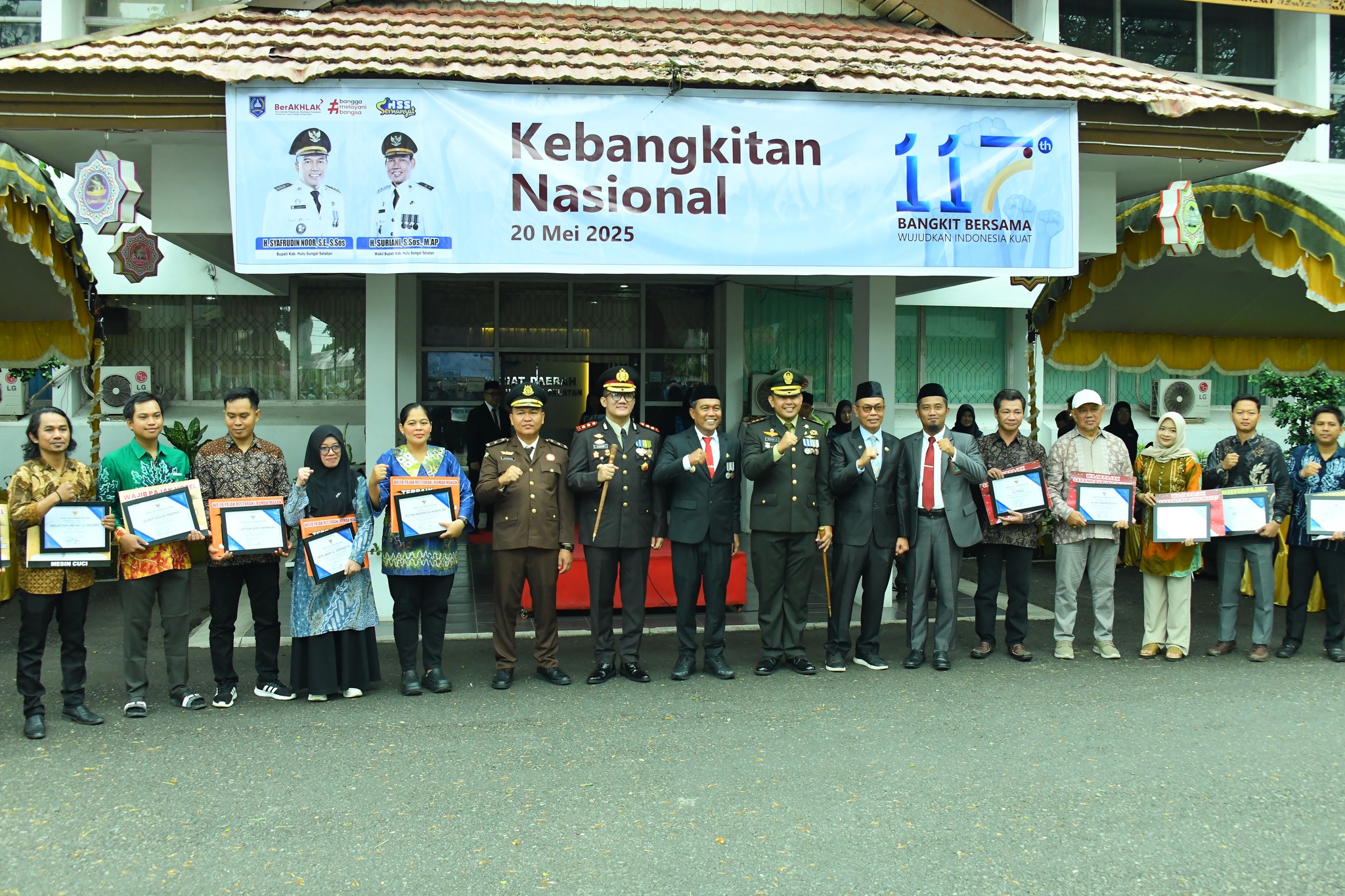 TURUT BERKONTRIBUSI DALAM PEMBANGUNAN BANUA, BUPATI HSS SERAHKAN PENGHARGAAN ANUGERAH PAJAK TAHUN 2025