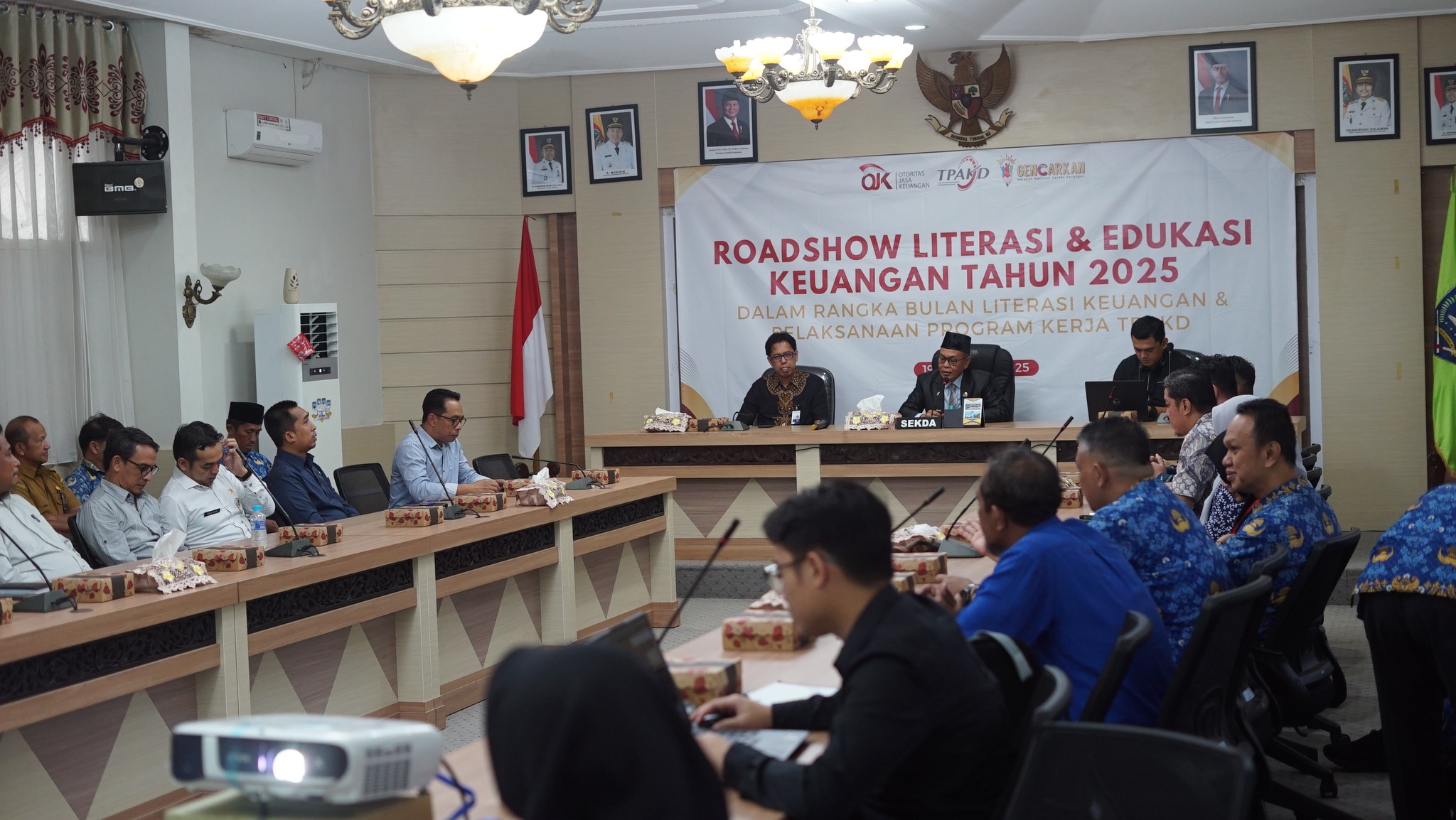 OJK DAN PEMKAB HULU SUNGAI SELATAN GELAR ROADSHOW LITERASI KEUANGAN 2025