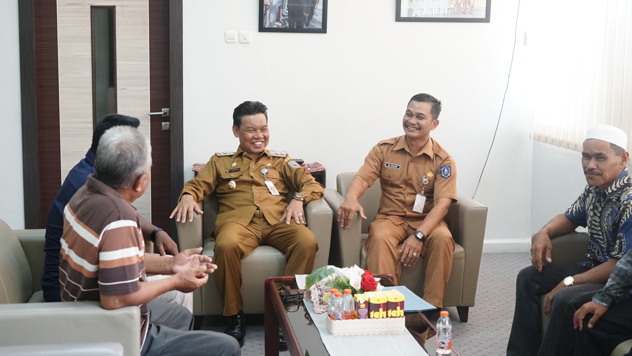 WAKIL BUPATI HSS TERIMA KUNJUNGAN PENJABAT KEPALA DESA LUNGAU BAHAS PERBAIKAN JALAN TANGGUL SUNGAI KALANG