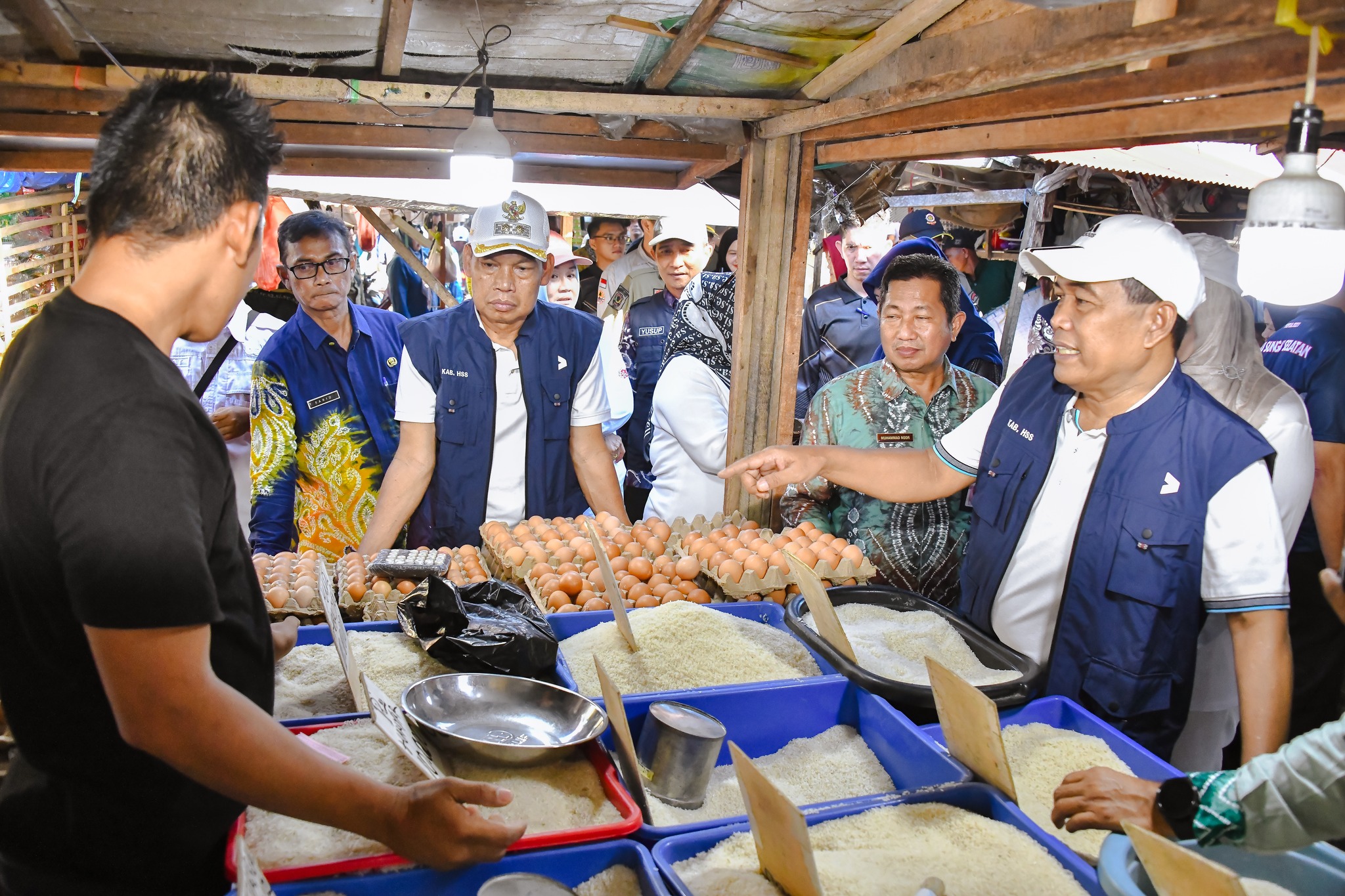 JELANG IDUL ADHA, BUPATI HSS PIMPIN PEMANTAUAN PASAR UNTUK KENDALIKAN INFLASI DAN PASTIKAN KETERSEDIAAN BAHAN POKOK