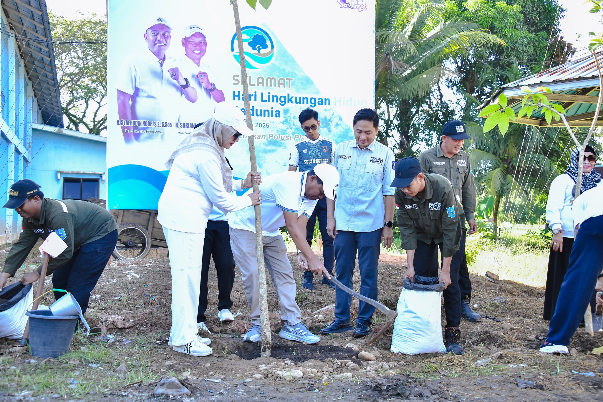 PERINGATI HARI LINGKUNGAN HIDUP SEDUNIA, BUPATI HSS TANAM POHON DAN GERAKKAN AKSI BERSIH SAMPAH SERENTAK