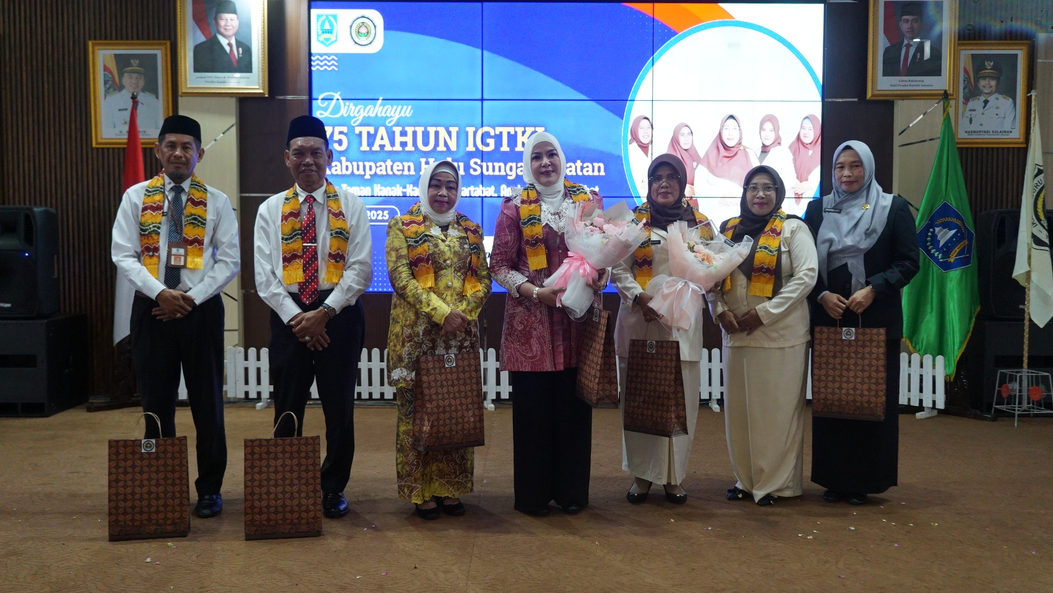 BUNDA PAUD HSS HADIRI PERINGATAN HUT KE-75 IGTKI-PGRI DI PENDOPO BUPATI