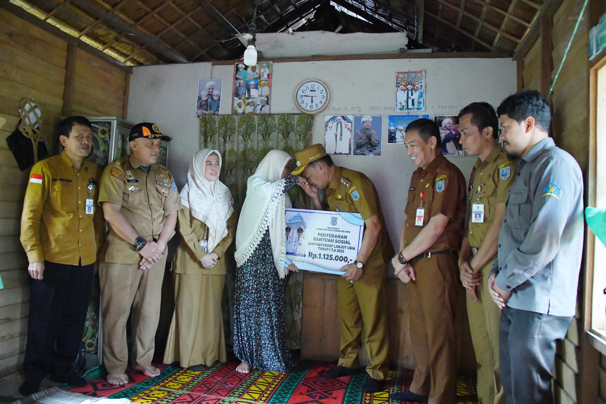 WAKIL BUPATI HSS KUNJUNGI LANSIA ASUH DAN SERAHKAN BANTUAN SOSIAL DI HARI LANJUT USIA NASIONAL 2025