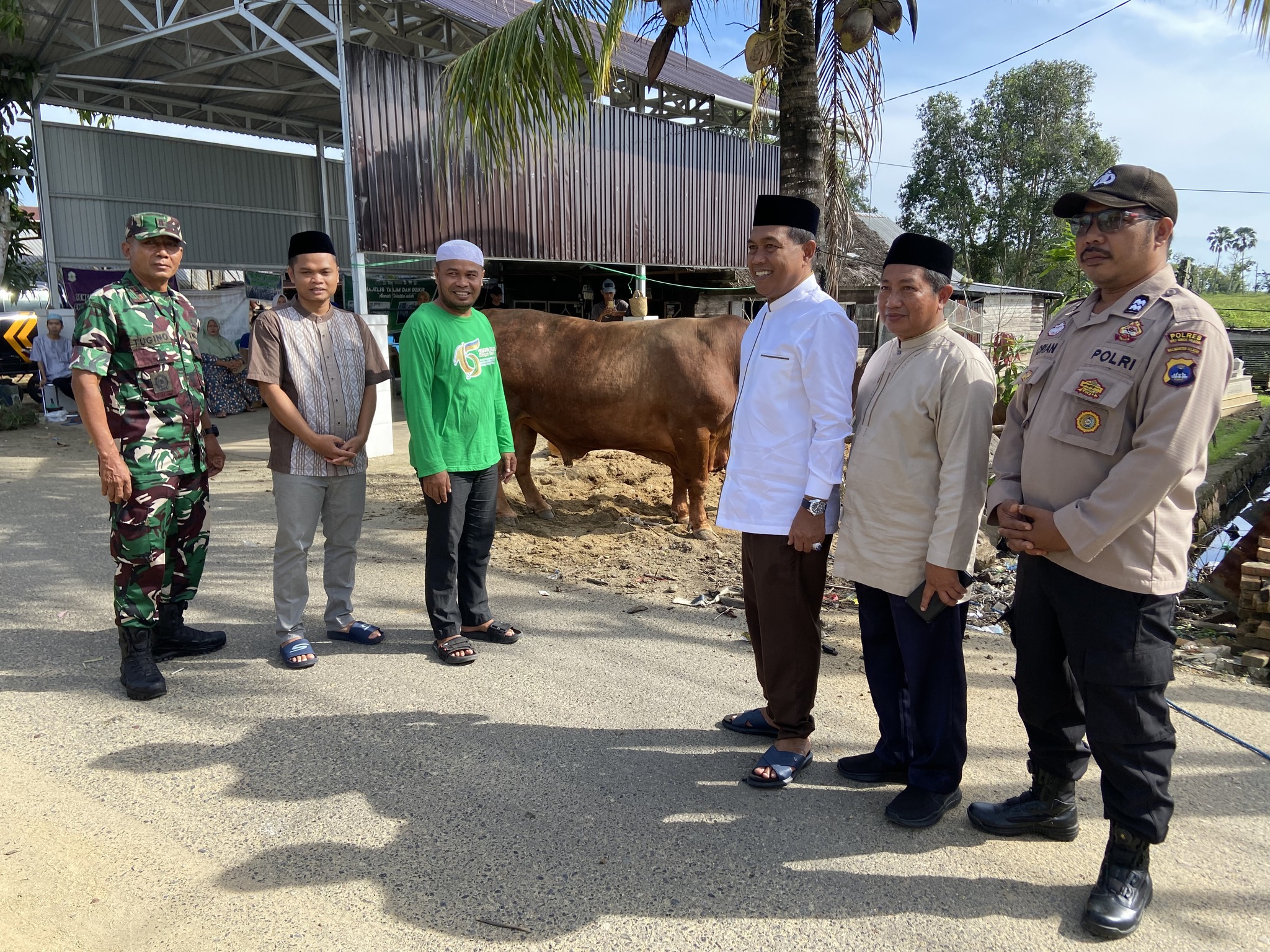 BUPATI HULU SUNGAI SELATAN SERAHKAN BANTUAN KEMASYARAKATAN (BANMAS) PRESIDEN RI
