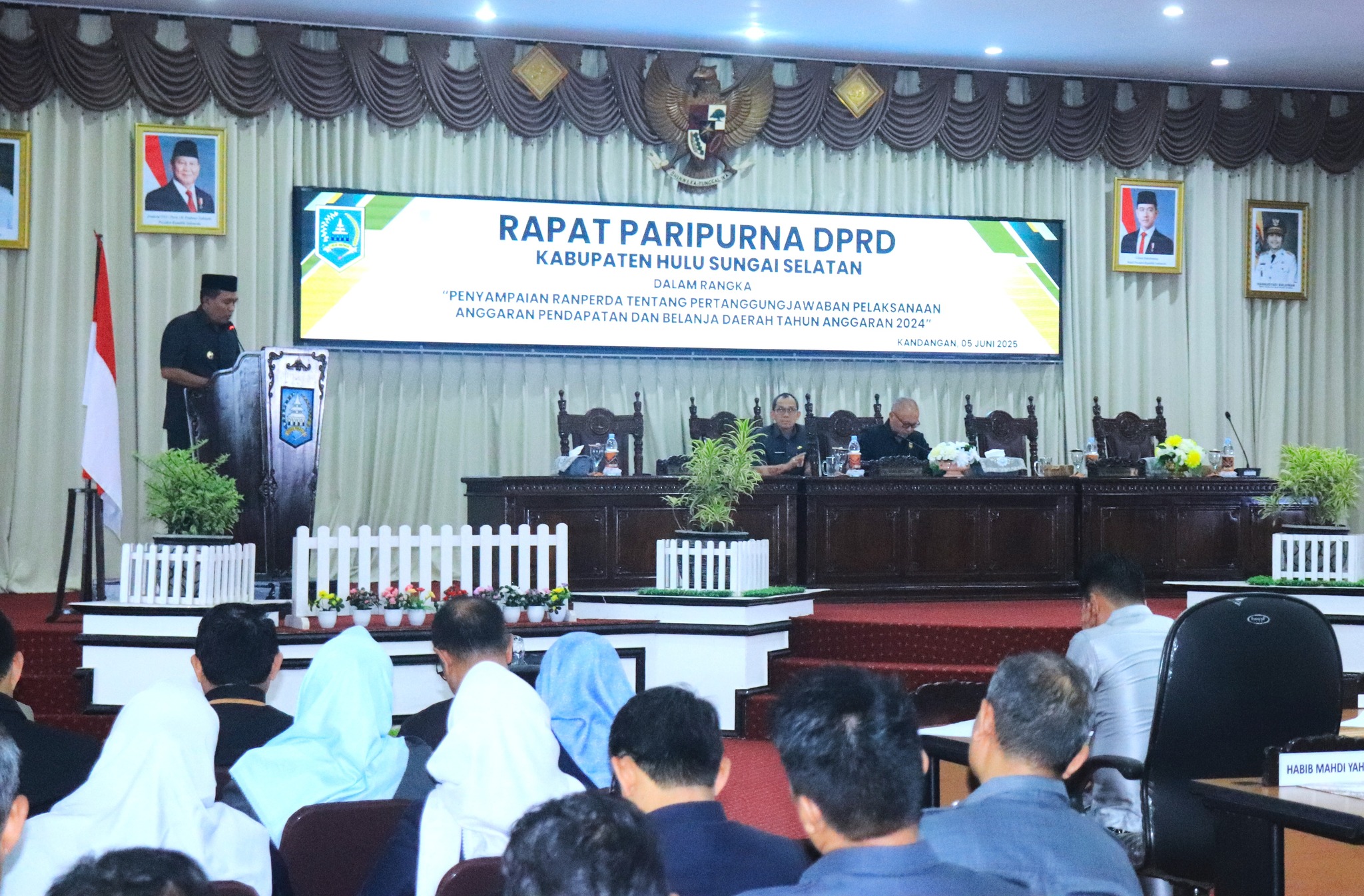 BUPATI IKUTI LANGSUNG 2 RAPAT PARIPURNA DEWAN TENTANG PENYAMPAIAN PERTANGGUNGJAWABAN APBD 2024 & TENTANG ADMINISTRASI KEPENDUDUKAN
