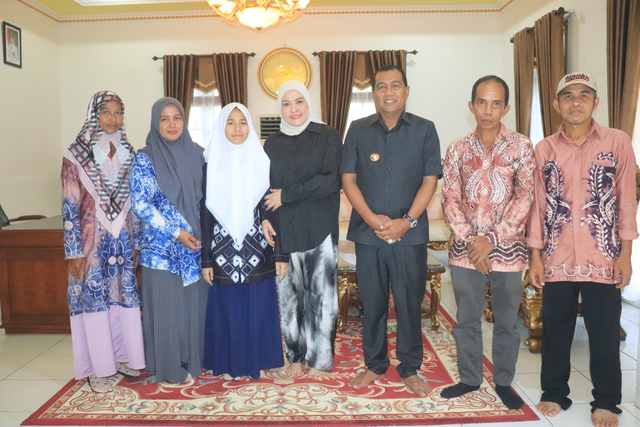 SISWI SMPLB KANDANGAN BERPRESTASI YANG MEWAKILI INDONESIA DI AJANG PROFESIONAL CHEF “14TH SALON CULINAIRE CHEF’S COMPETITION” DITERIMA BUPATI & ISTRI DI RUMAH KEDIAMAN