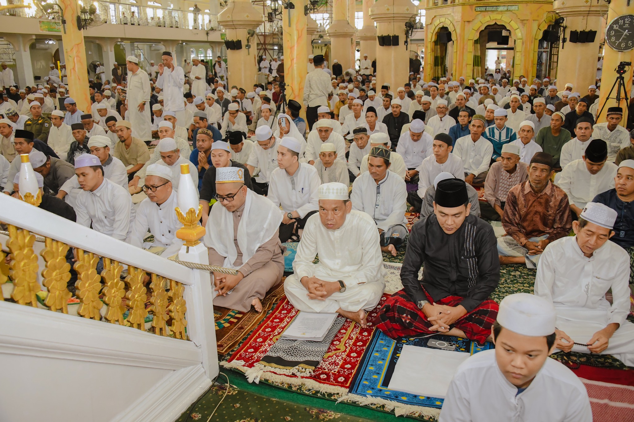 WAKIL BUPATI HSS SHOLAT IDUL ADHA BERSAMA WARGA DI MASJID IBERAHIM NAGARA : SERUKAN SEMANGAT PENGORBANAN DAN KEBERSAMAAN