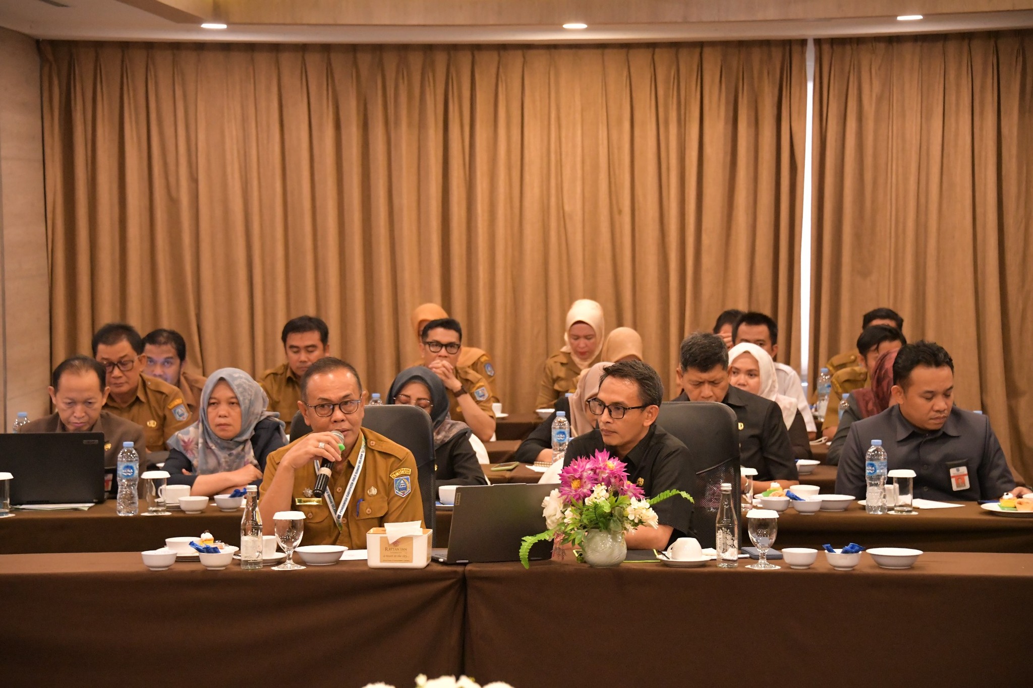 BAHAS PERUBAHAN PAJAK DAN RETRIBUSI DAERAH, SEKDA HSS HADIRI RAPAT BERSAMA DPRD