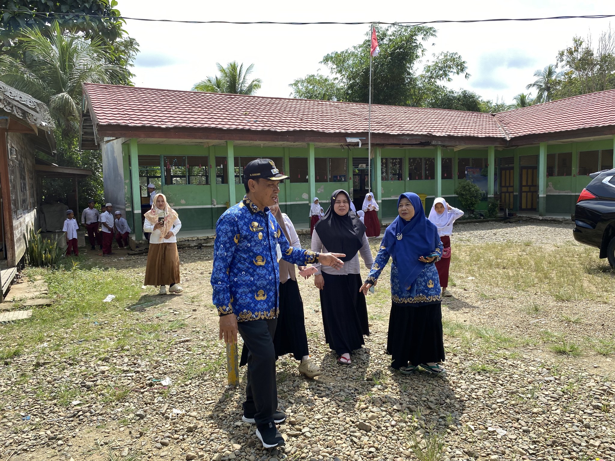 WAKIL BUPATI HSS TINDAKLANJUTI LAPORAN KERUSAKAN RUANG KELAS DI SDN SIRIH HULU DAN SDN KALUMPANG
