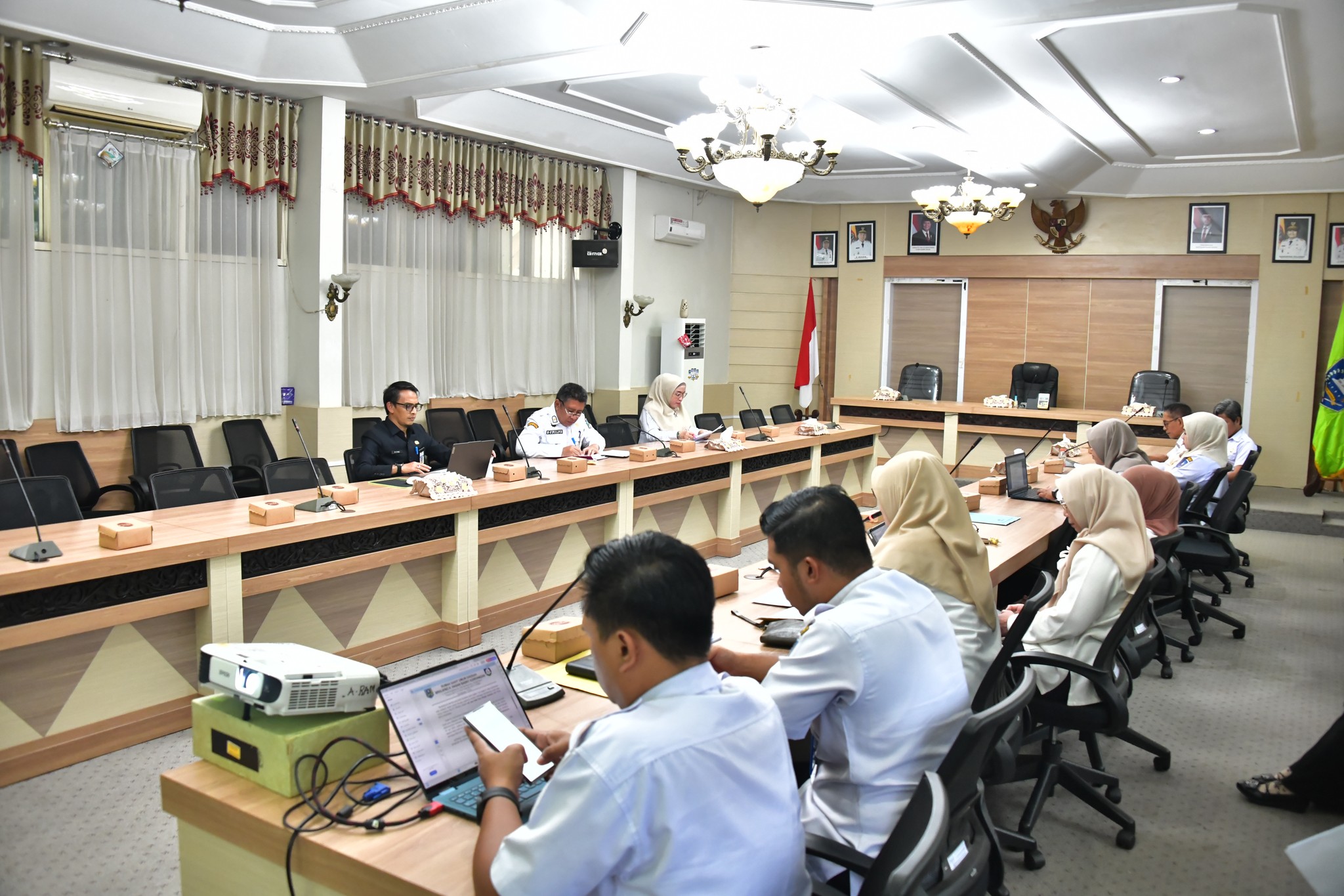 ASISTEN PEMERINTAHAN DAN KESRA BUKA RAPAT TINDAK LANJUT HASIL AUDIT SPI DAN PENJAMINAN OBAT TRASTUZUMAB