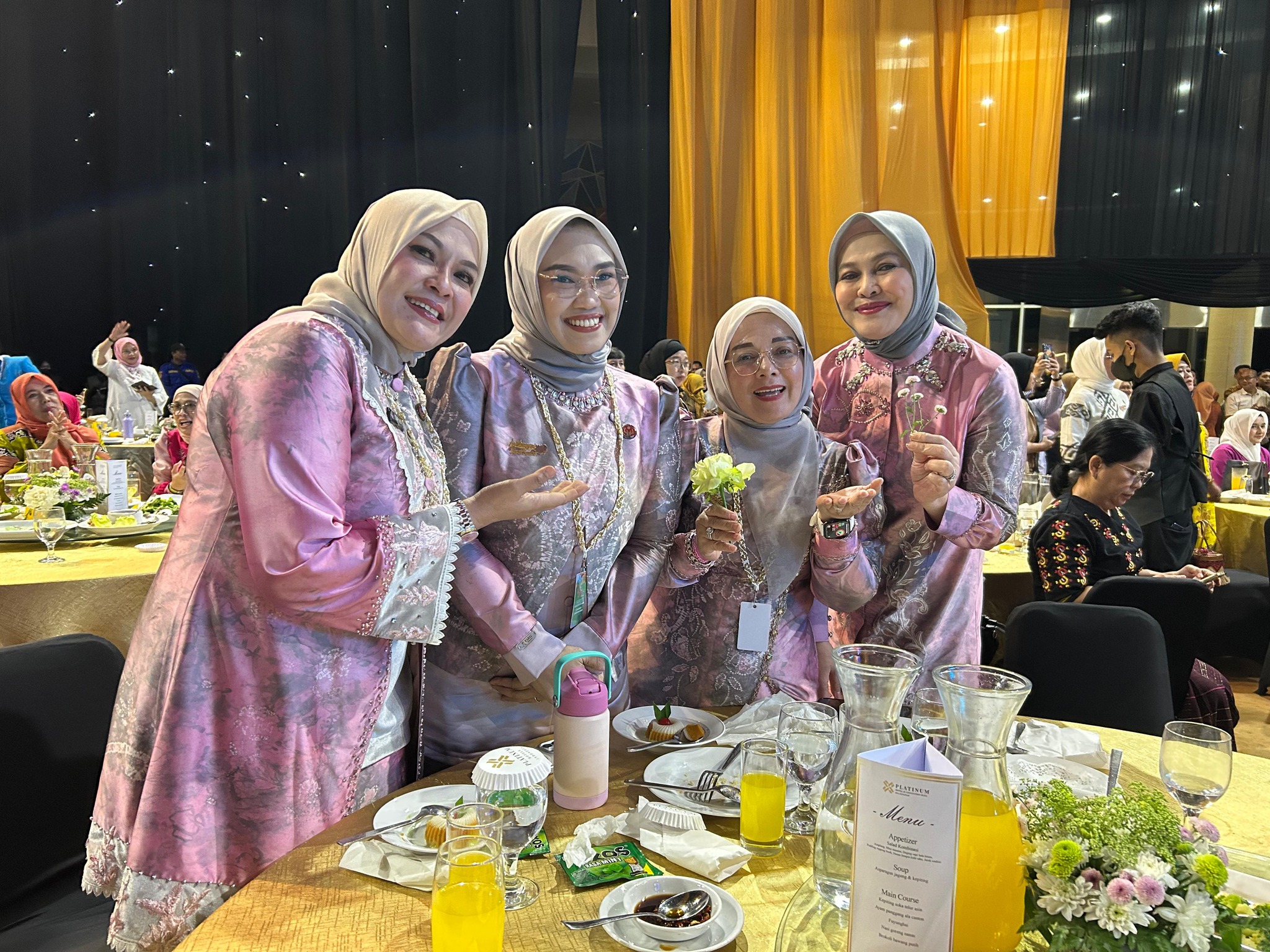 BERSAMA KETUA DEKRANASDA SE-INDONESIA, HJ. TATA SYAFRUDIN NOOR HADIRI JAMUAN MALAM HUT DEKRANAS