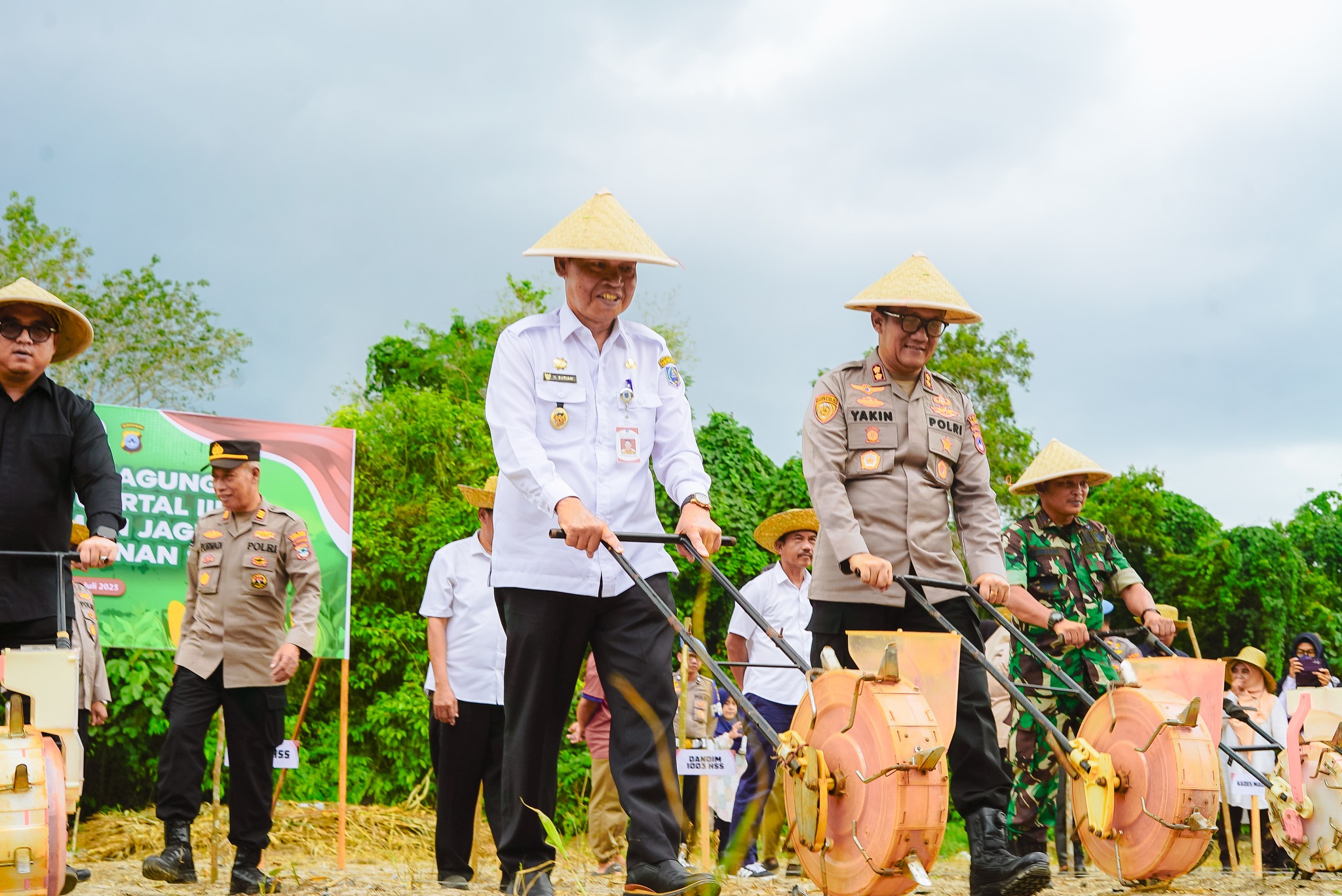 WAKIL BUPATI HSS HADIRI PENANAMAN JAGUNG SERENTAK DI LAHAN PERHUTANAN SOSIAL DESA MADANG
