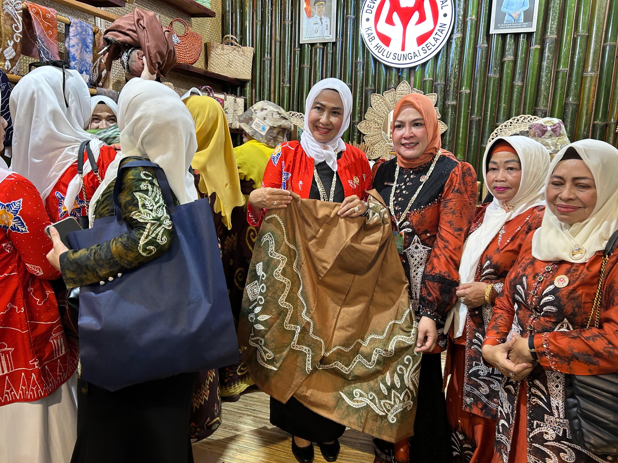 KETUA DEKRANASDA HSS KUNJUNGI STAN PAMERAN, DUKUNG LANGSUNG PERAJIN LOKAL DI AJANG NASIONAL
